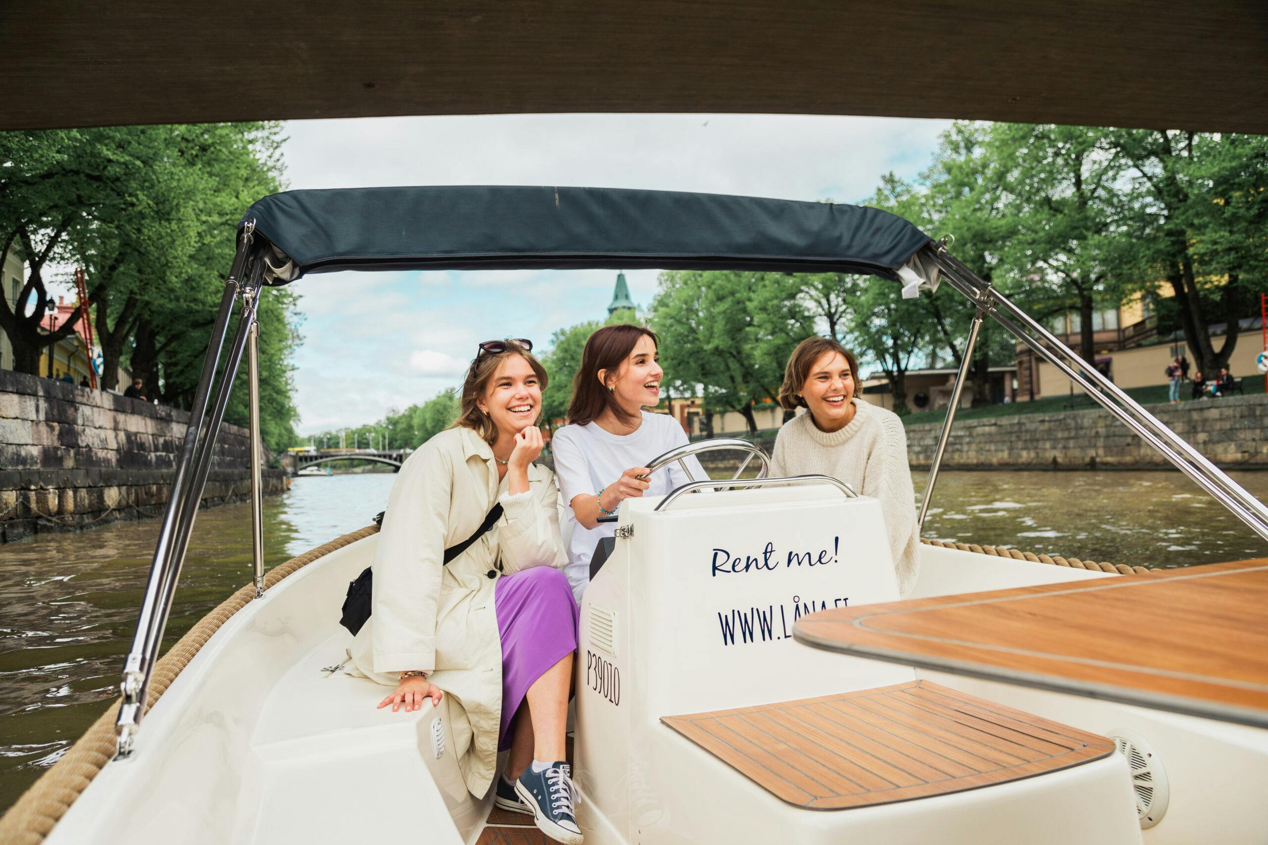 Girls cruising around with låna boat in Turku.