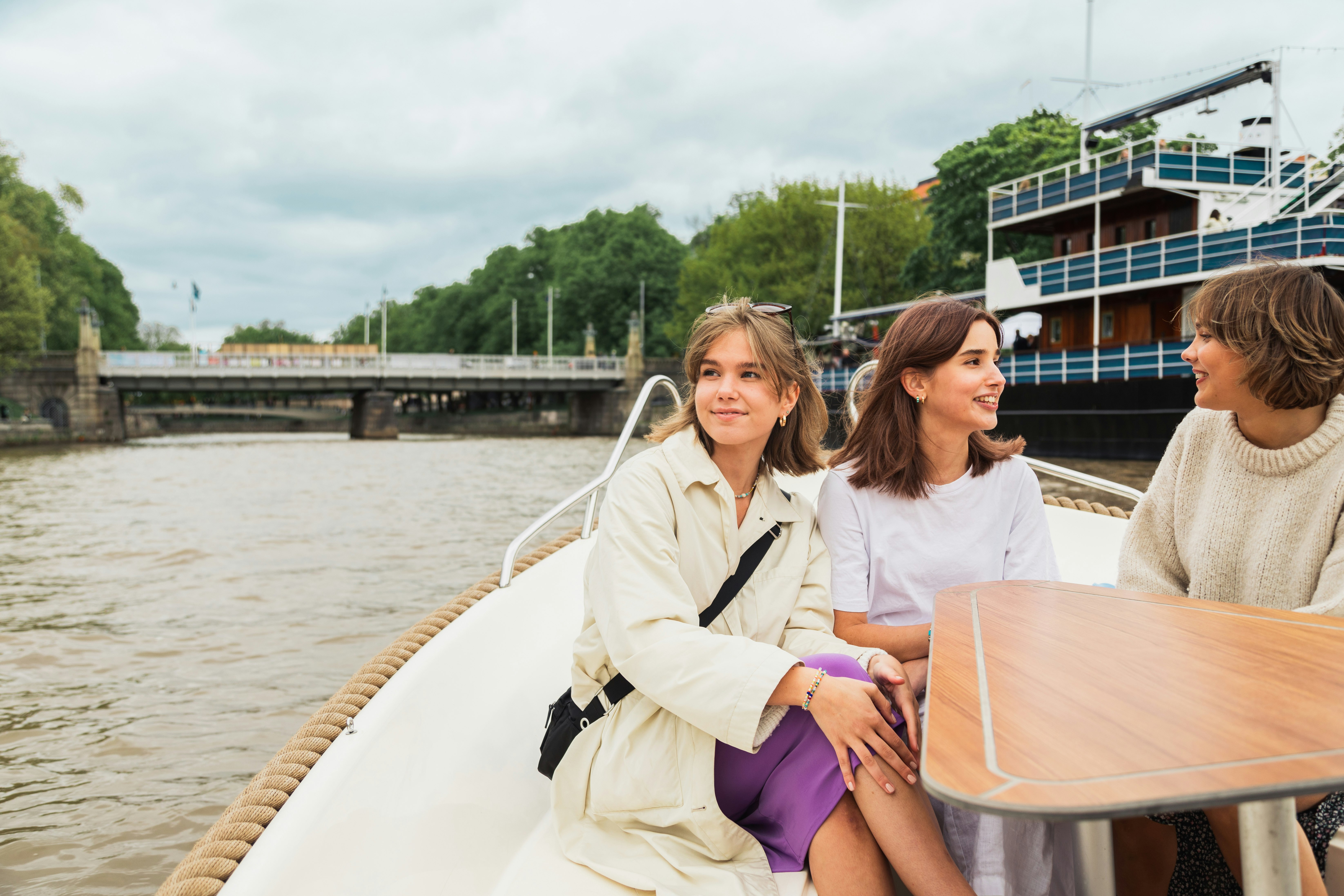 The friends spend time on låna boats in Turku.