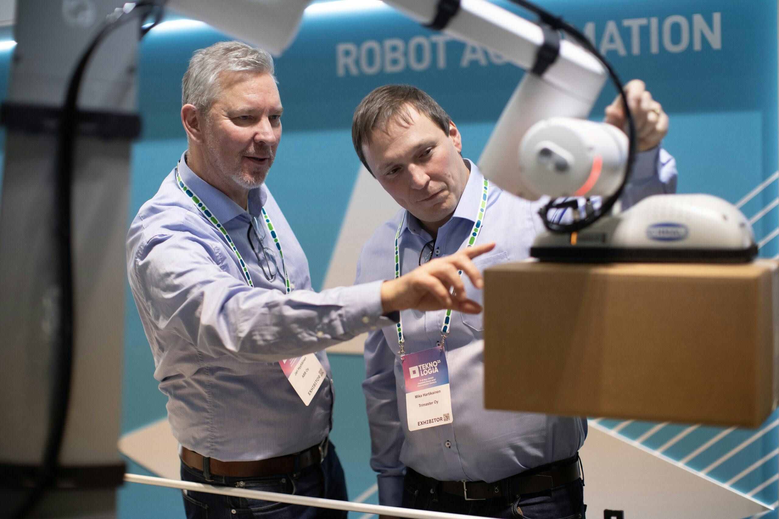 Teknologia 25 kaksi ihmistä tutkimassa messujen valikoimaa.