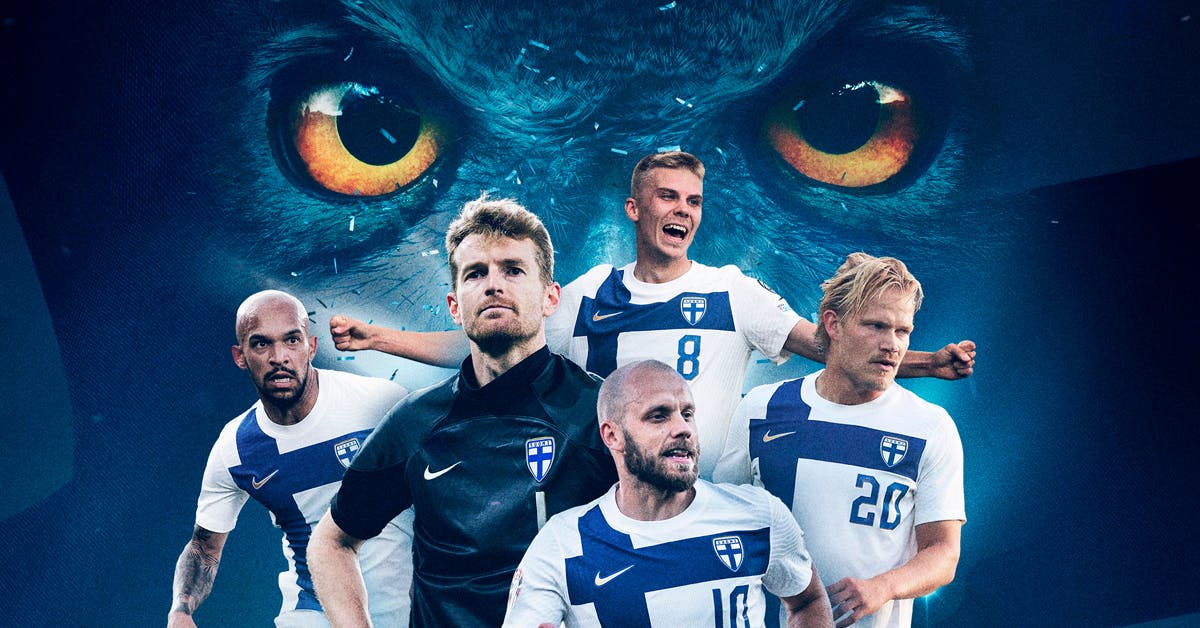 Huuhkajien pelaajia, huuhkajien symbolin, pöllön katseen, edessä.