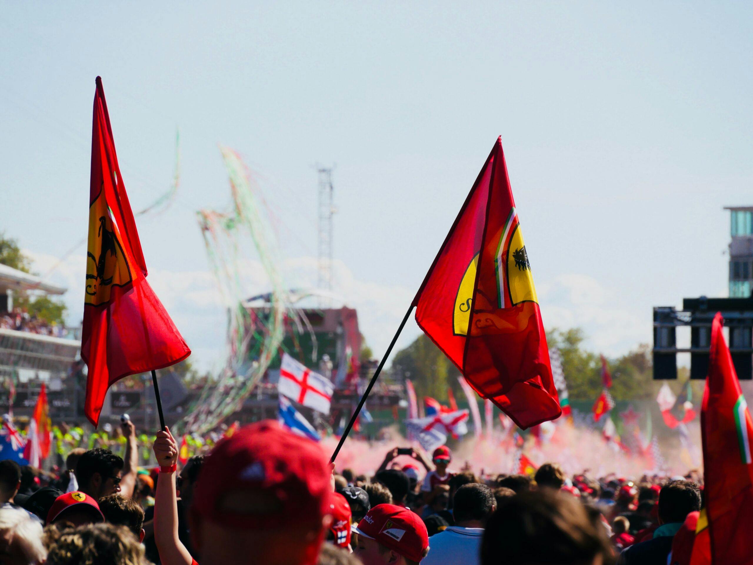 Formula fanit Ferrari lippujen kanssa katsomossa