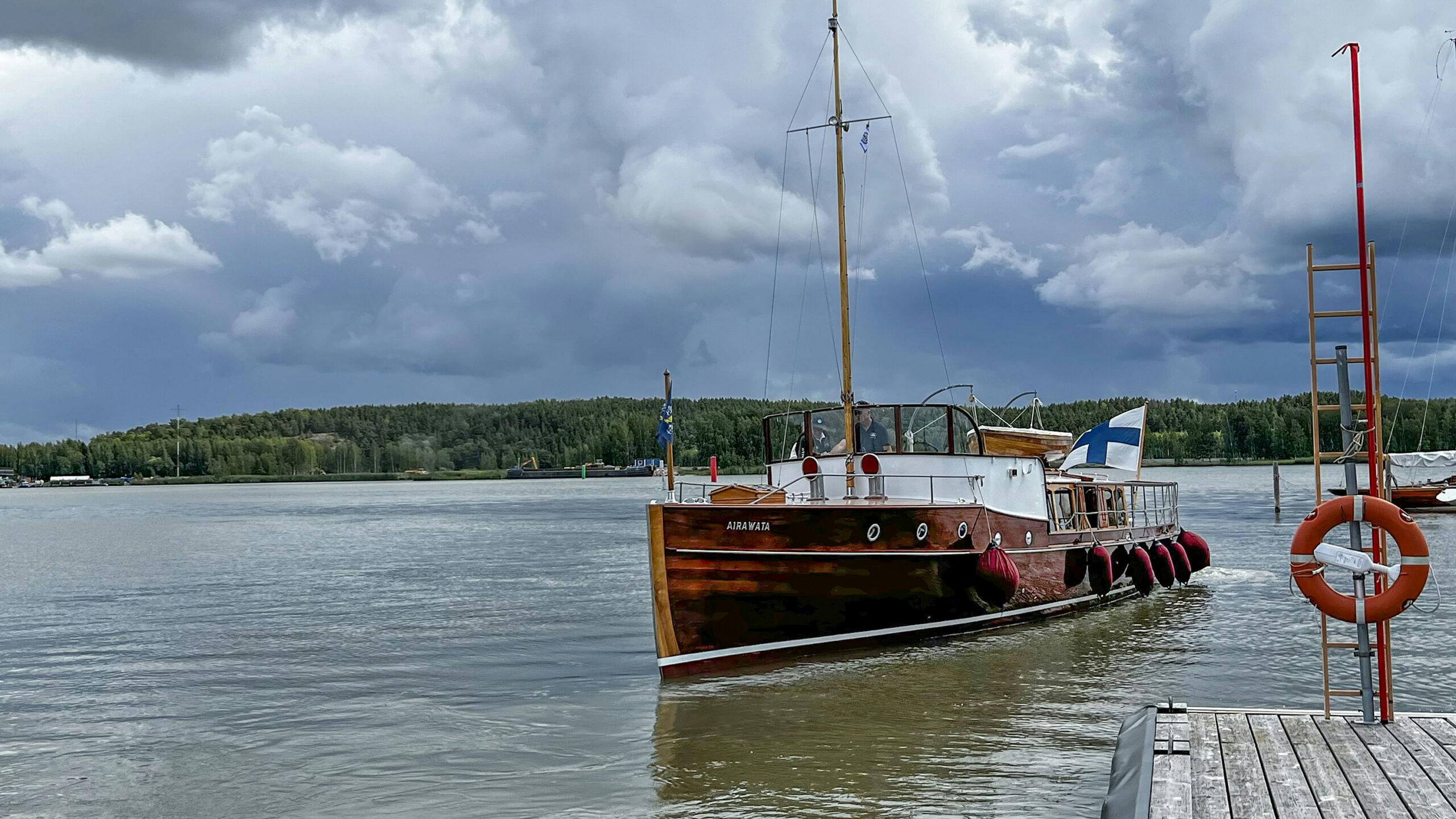 Airawata salonkiveneellä Turusta Naantaliin.