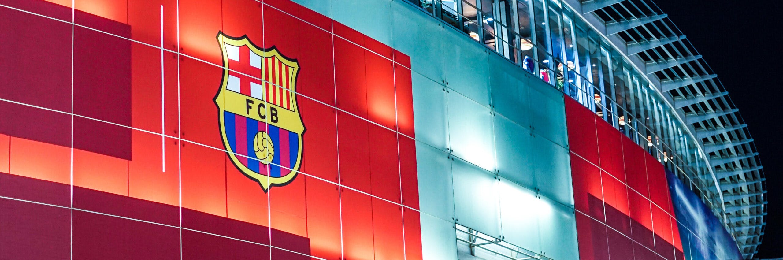 Vaakakuva, jossa Camp Nou stadion illalla FC Barcelona logolla.