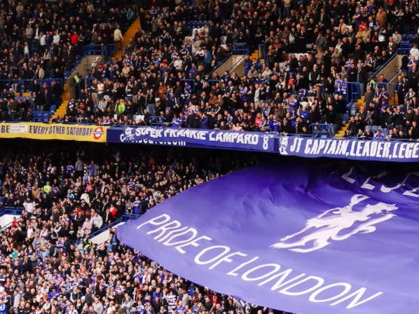 Chelsea FC Pride of London lippu katsomon yllä.