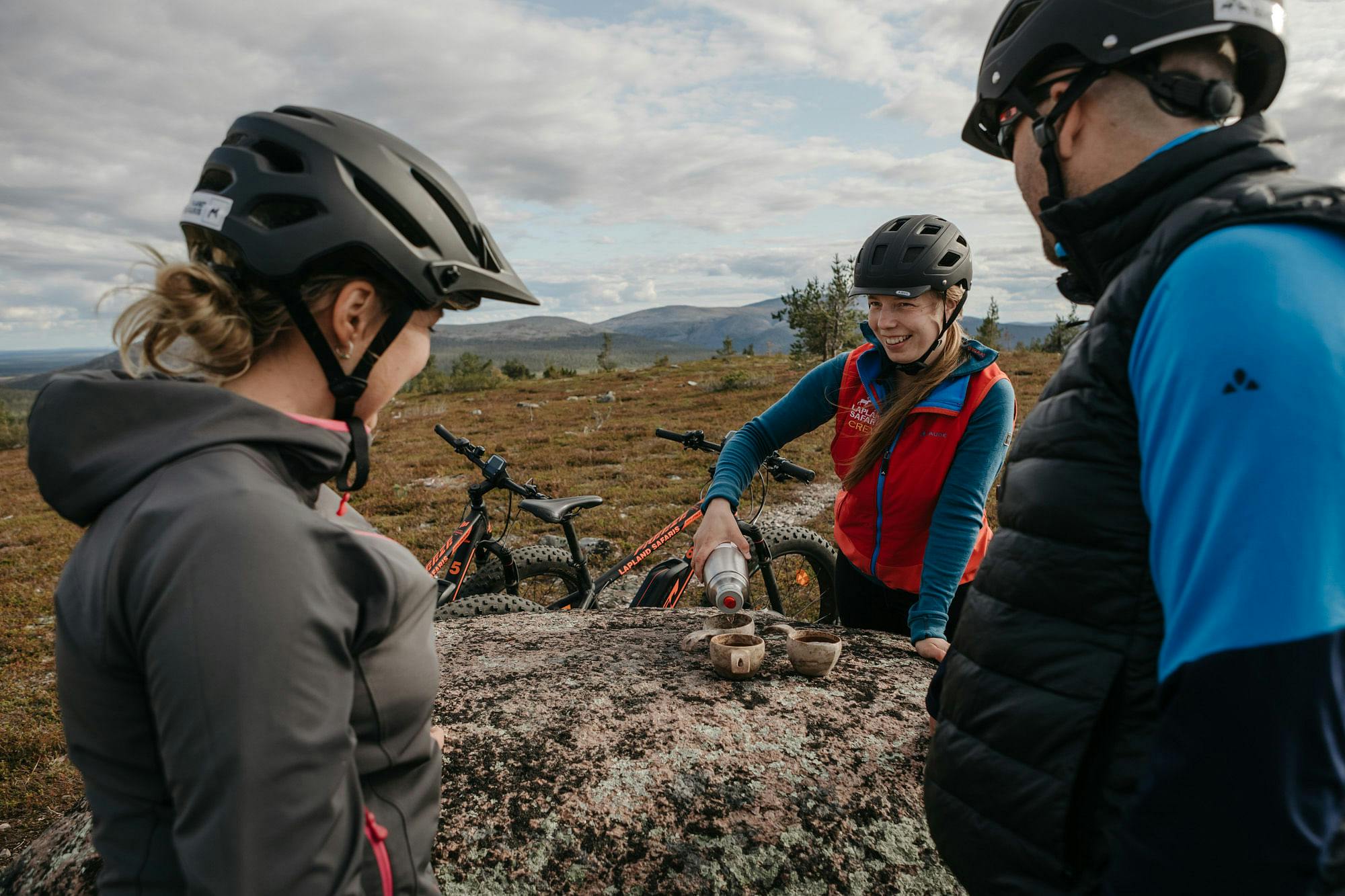 Kahvittelevat kaverukset e-fatbike retkellä. Matkalla kaivokselle Saariselällä.