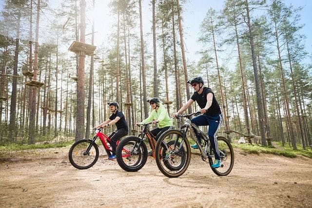 Tutustu Vuokattiin pyörän selästä – helpot polut, vauhdikkaat reitit ja koko perhe mukana!