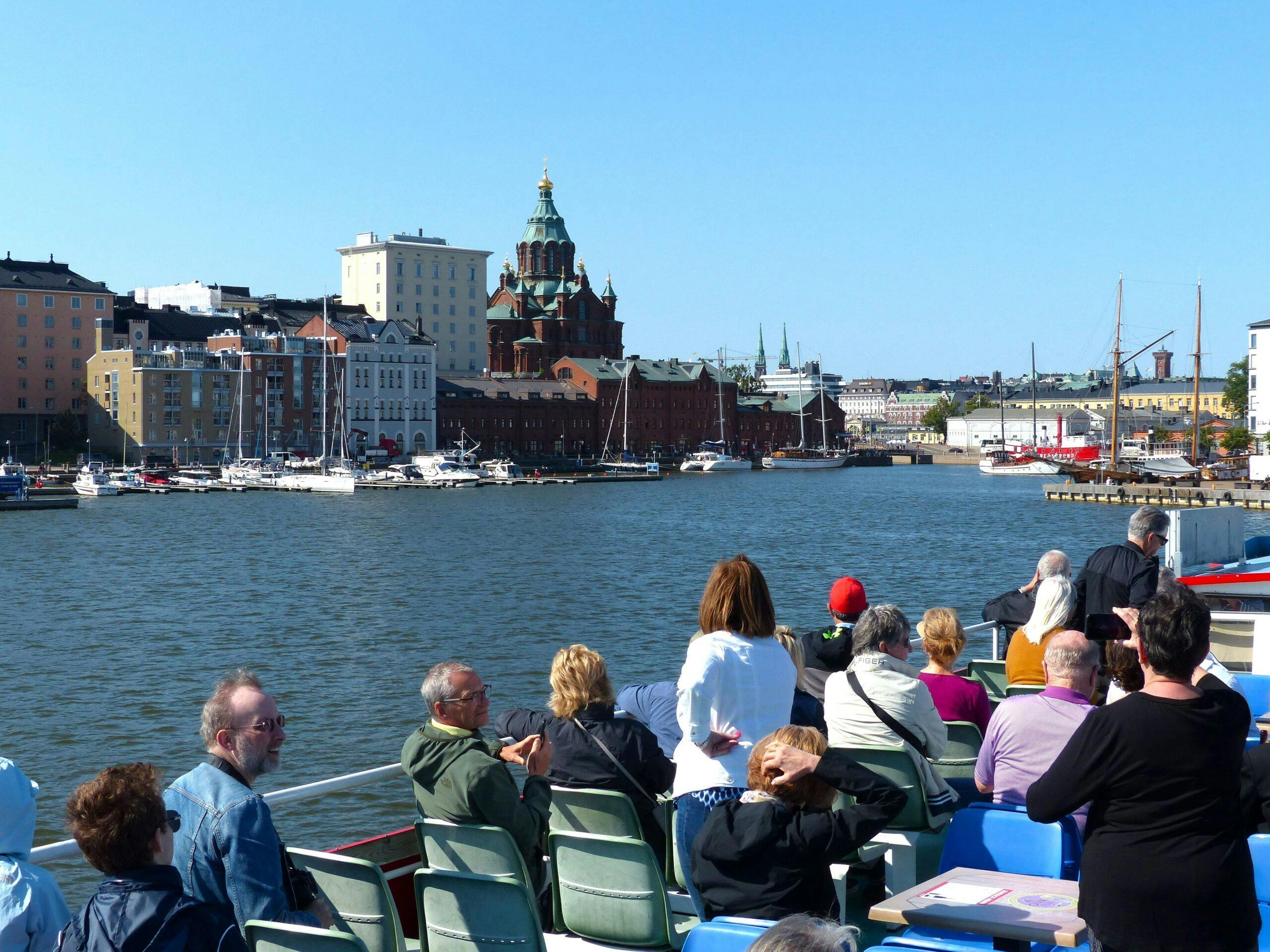 Helsingin saariston risteilyllä vene täynnä ihmisiä.