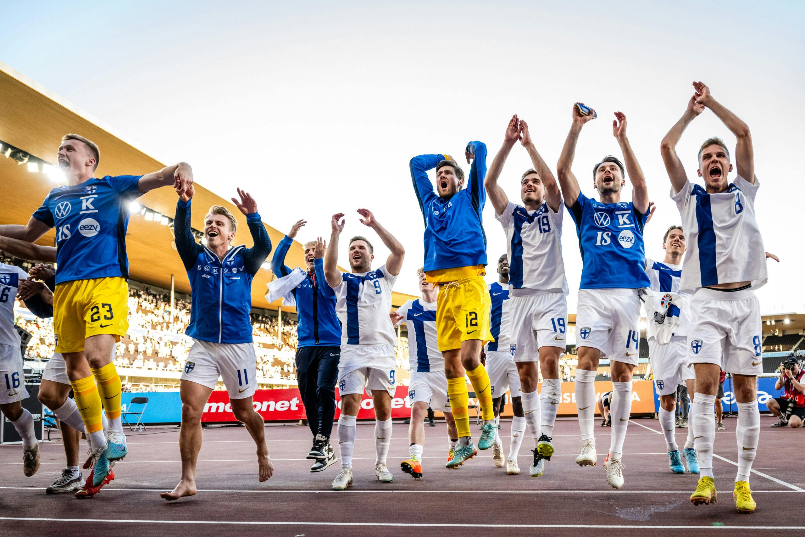 Huuhkajien miehet iloisina tuulettamassa. Kuva otettu viistosti alhaaltapäin.