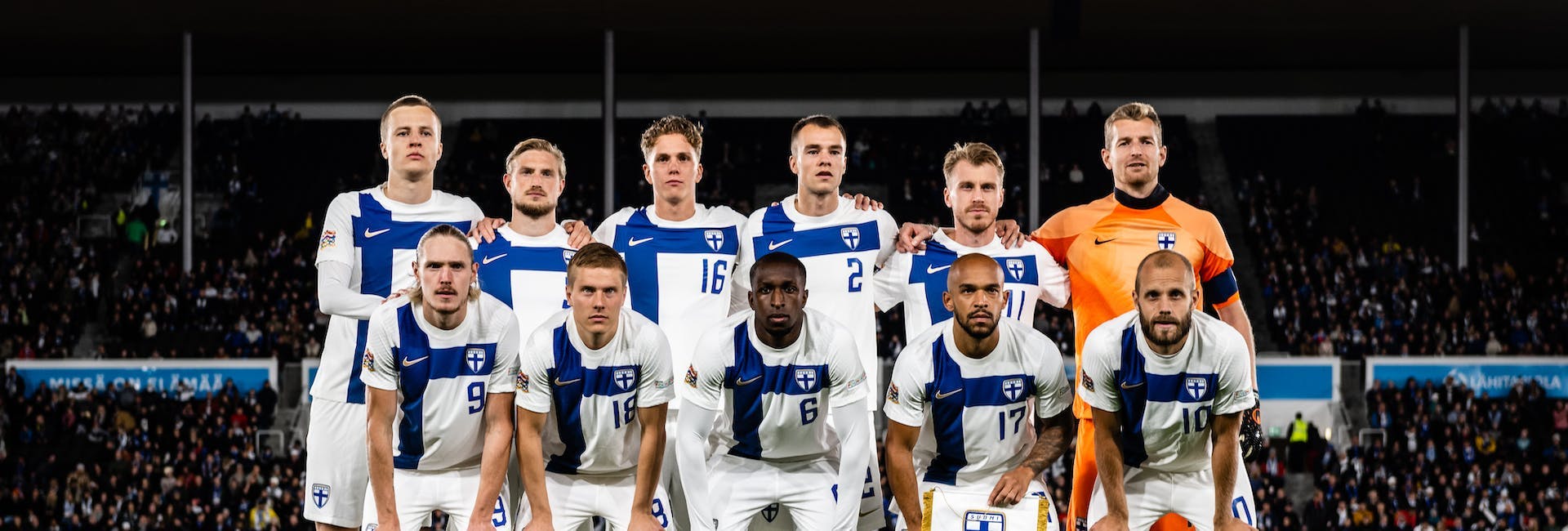 Huuhkajien miehet rivissä vaakakuvana.