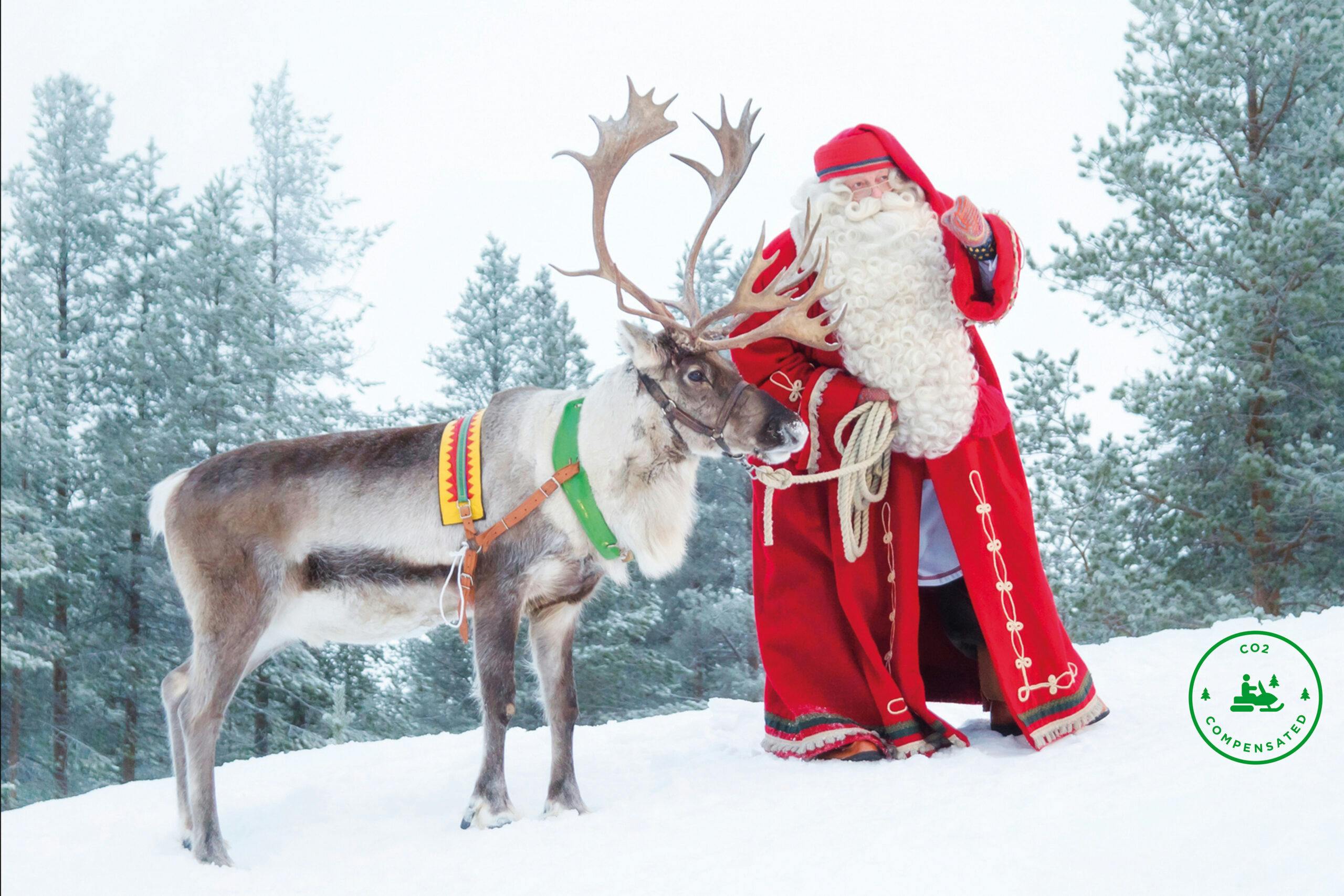 Vieraile joulupukin luona joulupukkisafari retkellä Rovaniemellä.