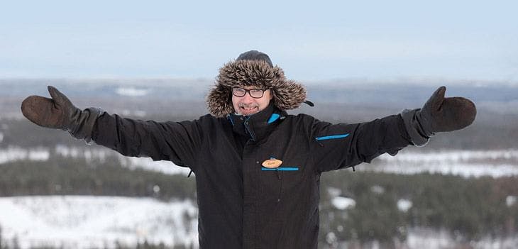 Kahvihetkellä paikallisen kanssa jutellaan aidosta lappilaisesta elämäntyylistä.