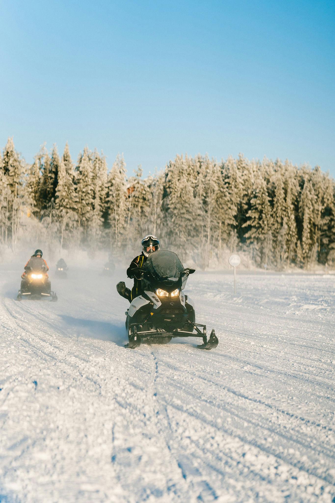 Moottorikelkalla Kätkätunturin kierros ja lounas erämaakämpillä Levillä.