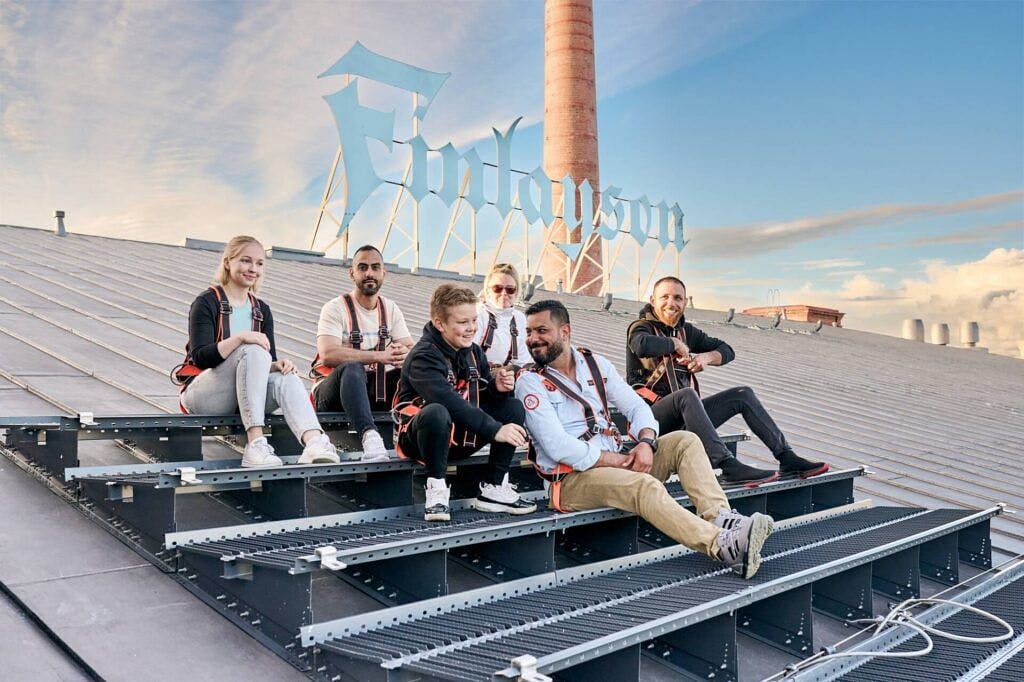 Ryhmä kattokävelyllä Tampereen Finlaysonin alueella.