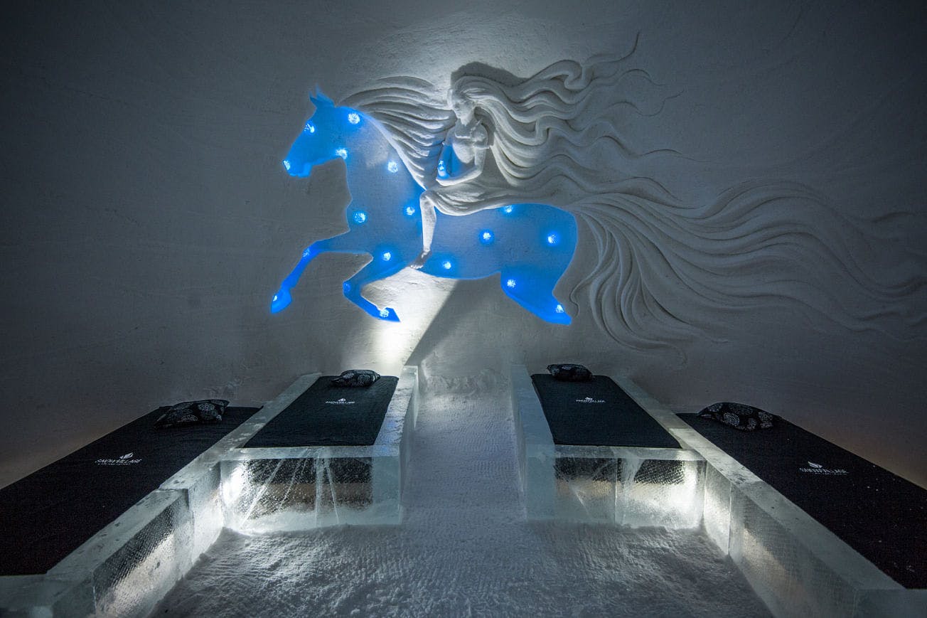 Moottorikelkalla lounaalle Snowvillageen Levillä.