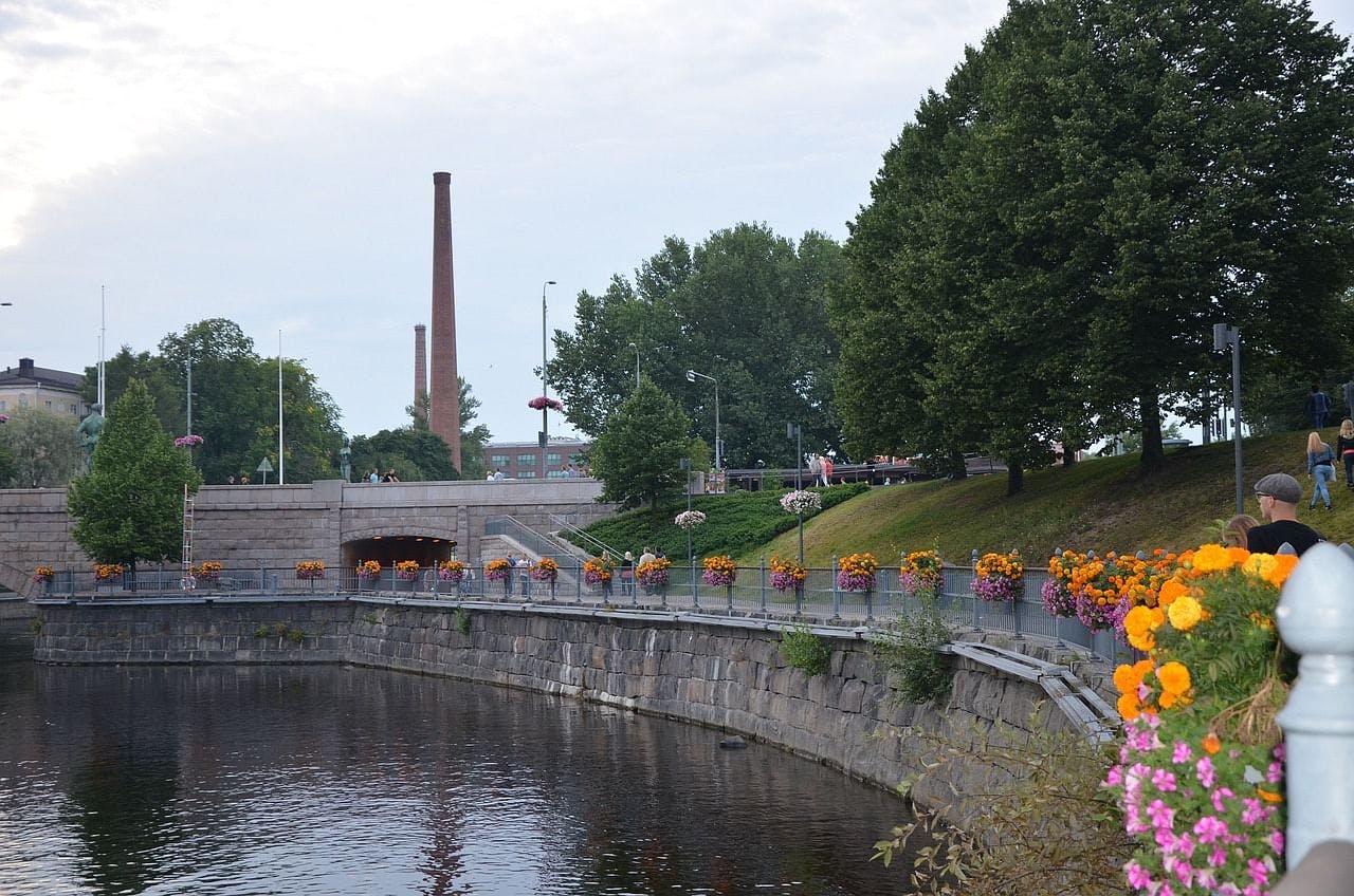 Kohisevan Tammerkosken kupeessa Tampereella kävelykierros.