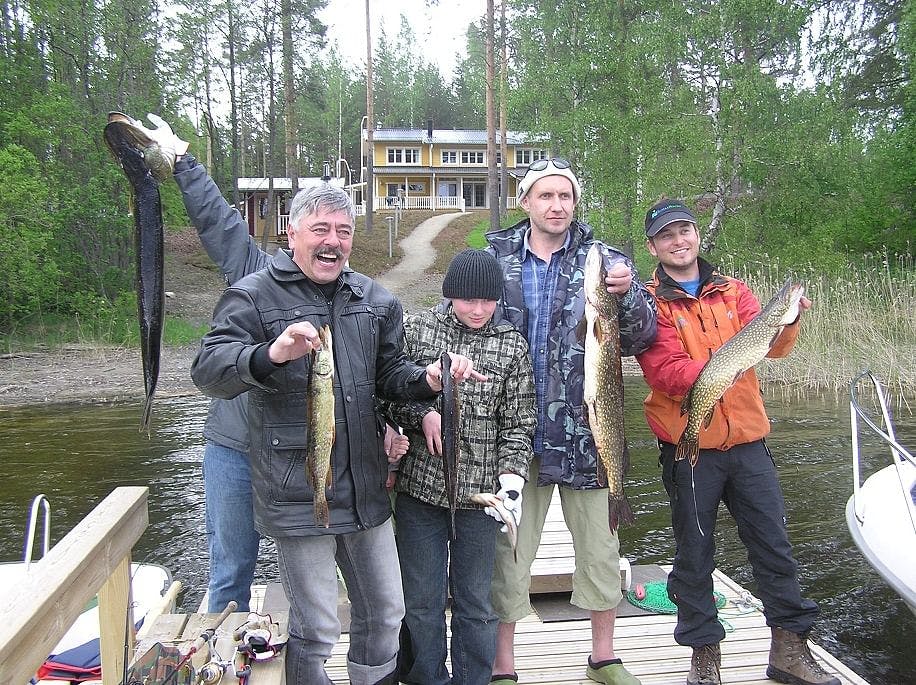 Koko perheen kalastusretki Linnansaaren vesistössä.