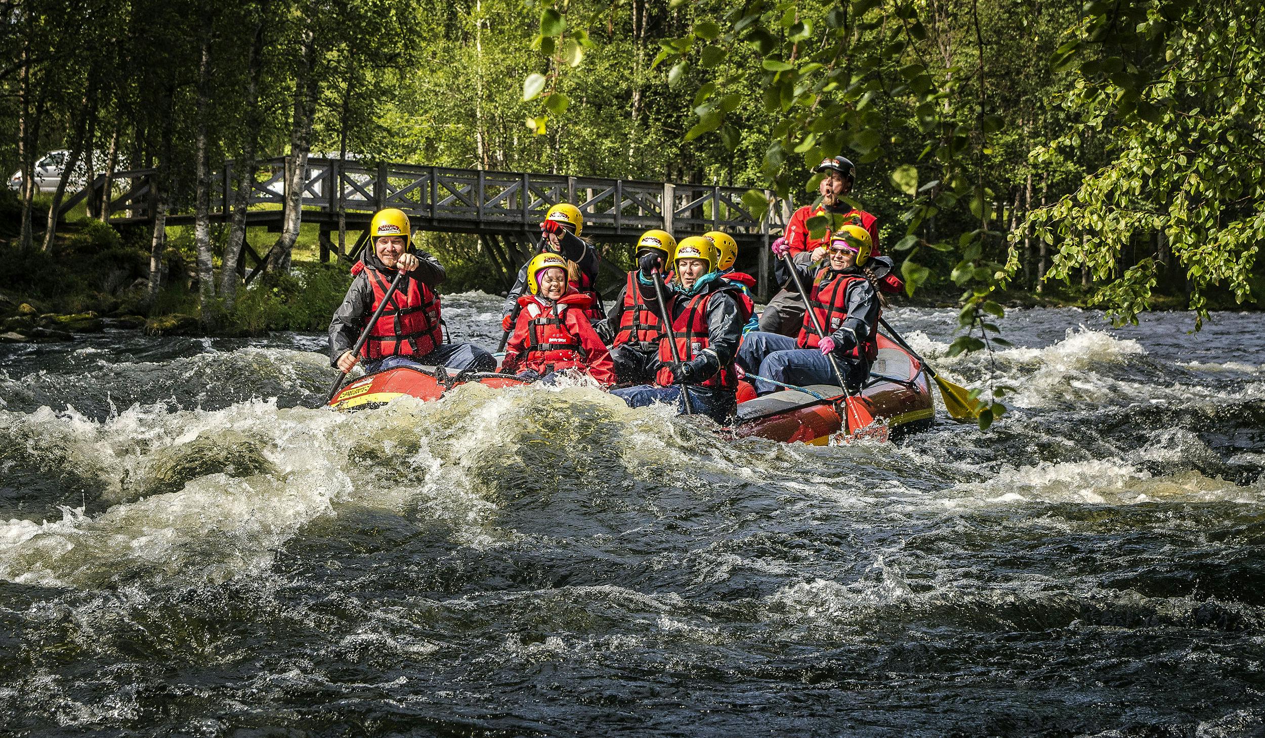 Koskenlaskua voi harrastaa myös perheenä Kuusamossa.
