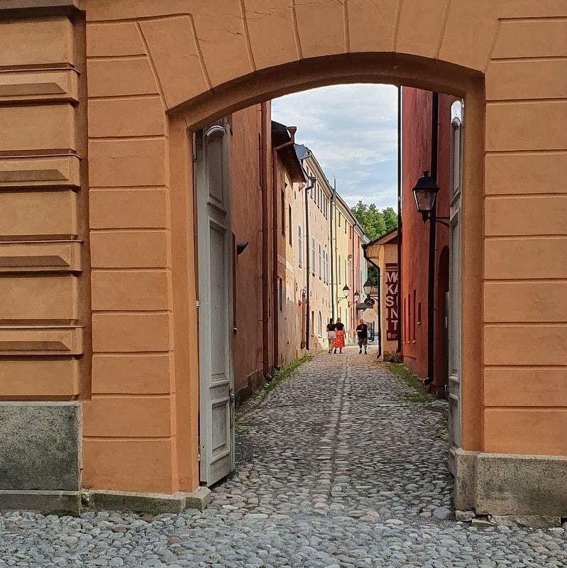 Kuvailutulkattu Turku -kävelykierroksen aikana näkyvät rakennukset.