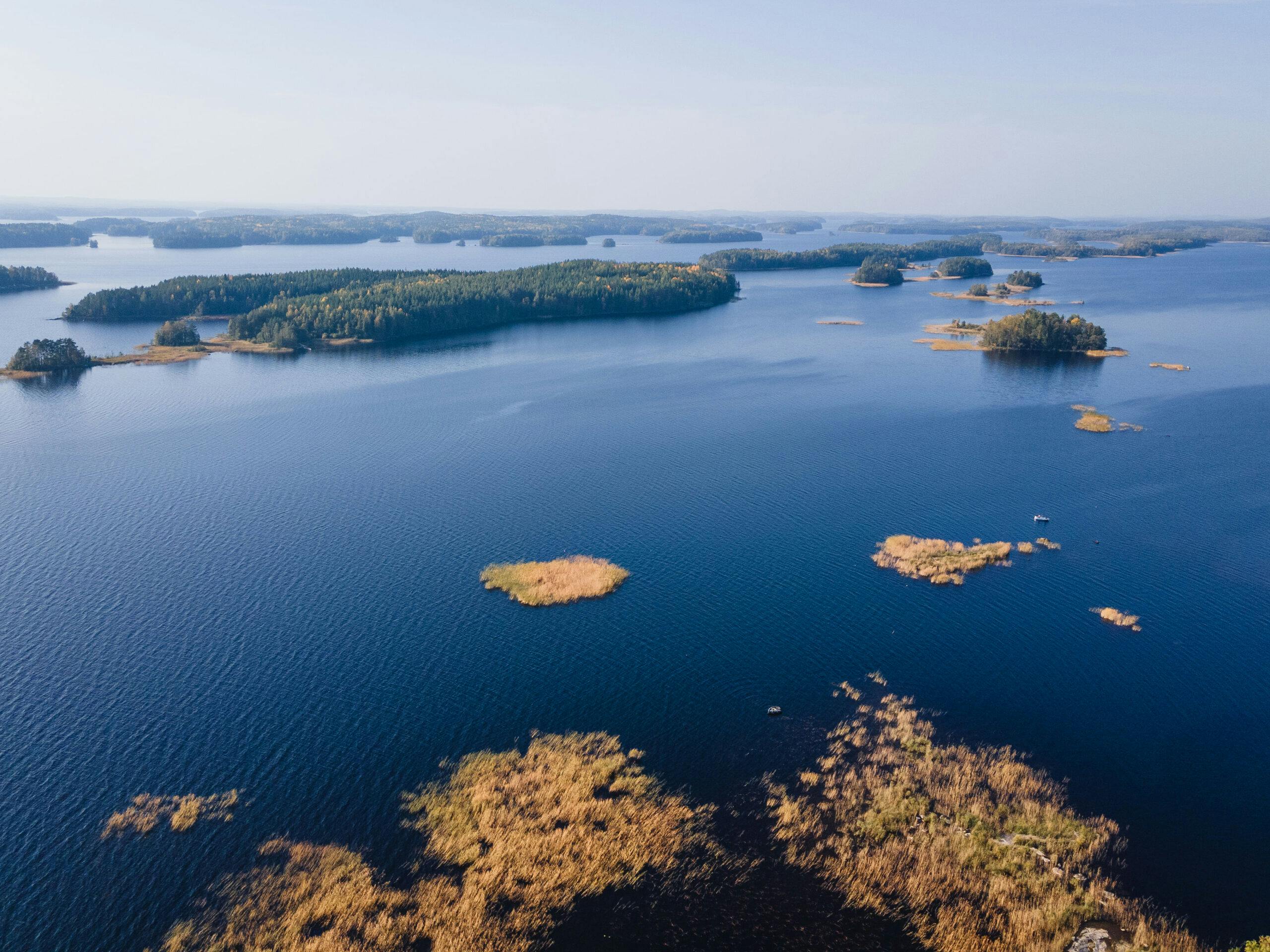 Linnansaari safarilla ihaillaan kansallispuiston maisemia ja veneillään.