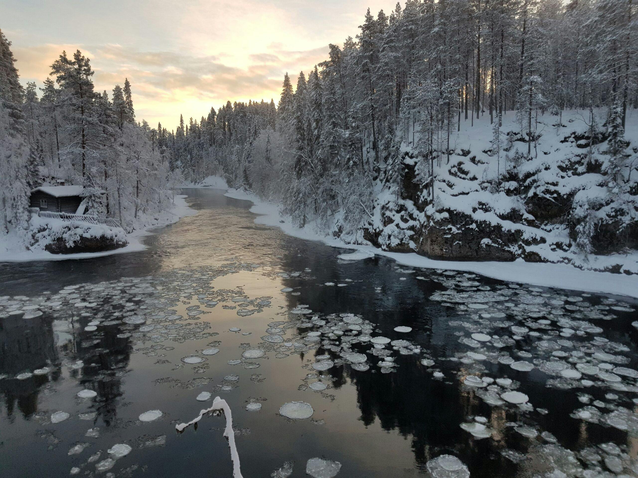 Lumikenkäretki upealle Oulangan koskelle.