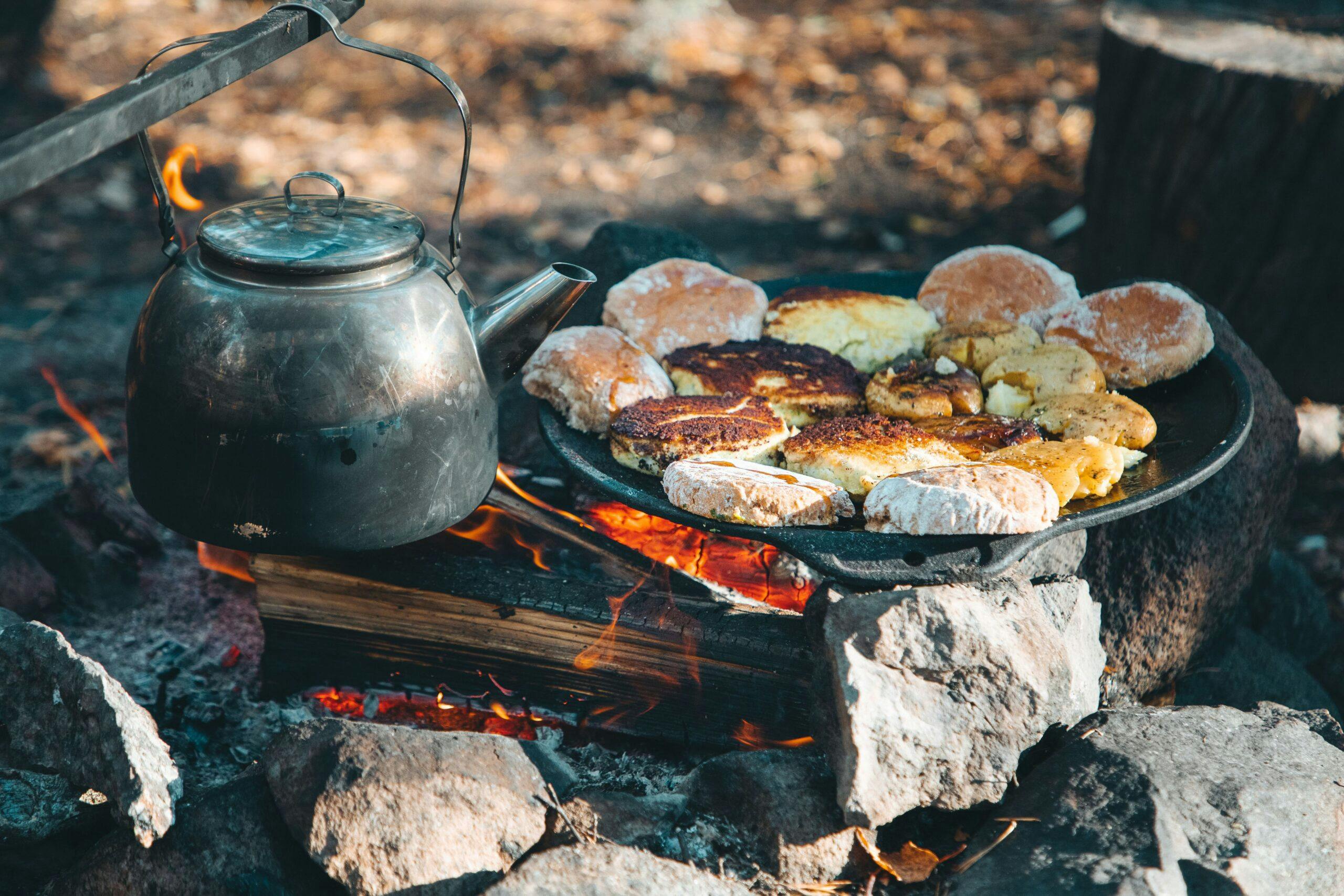 Makumatkalla luontoon kokataan nuotion äärellä metsän antimista menu.