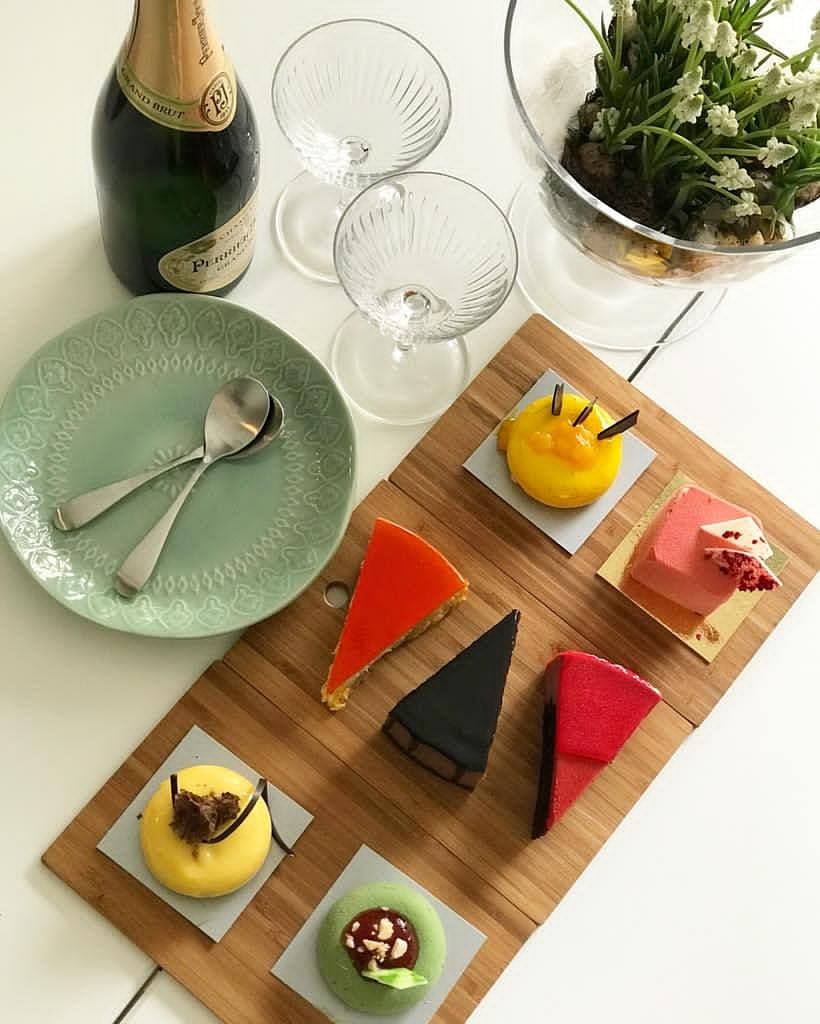 MBakeryn kakkubuffet lautanen Turussa.