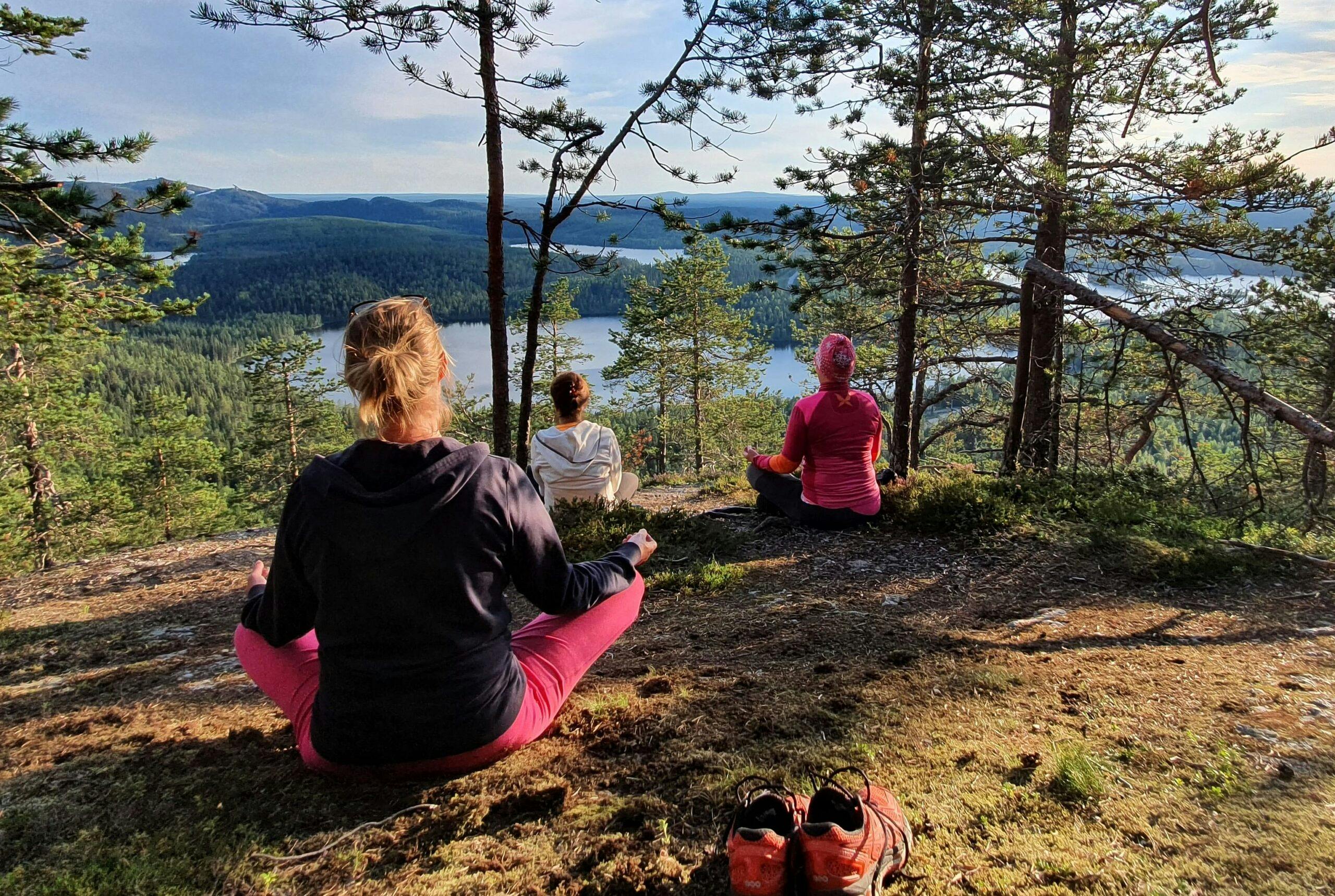 Ryhmä metsäjoogaamassa Kuusamossa.