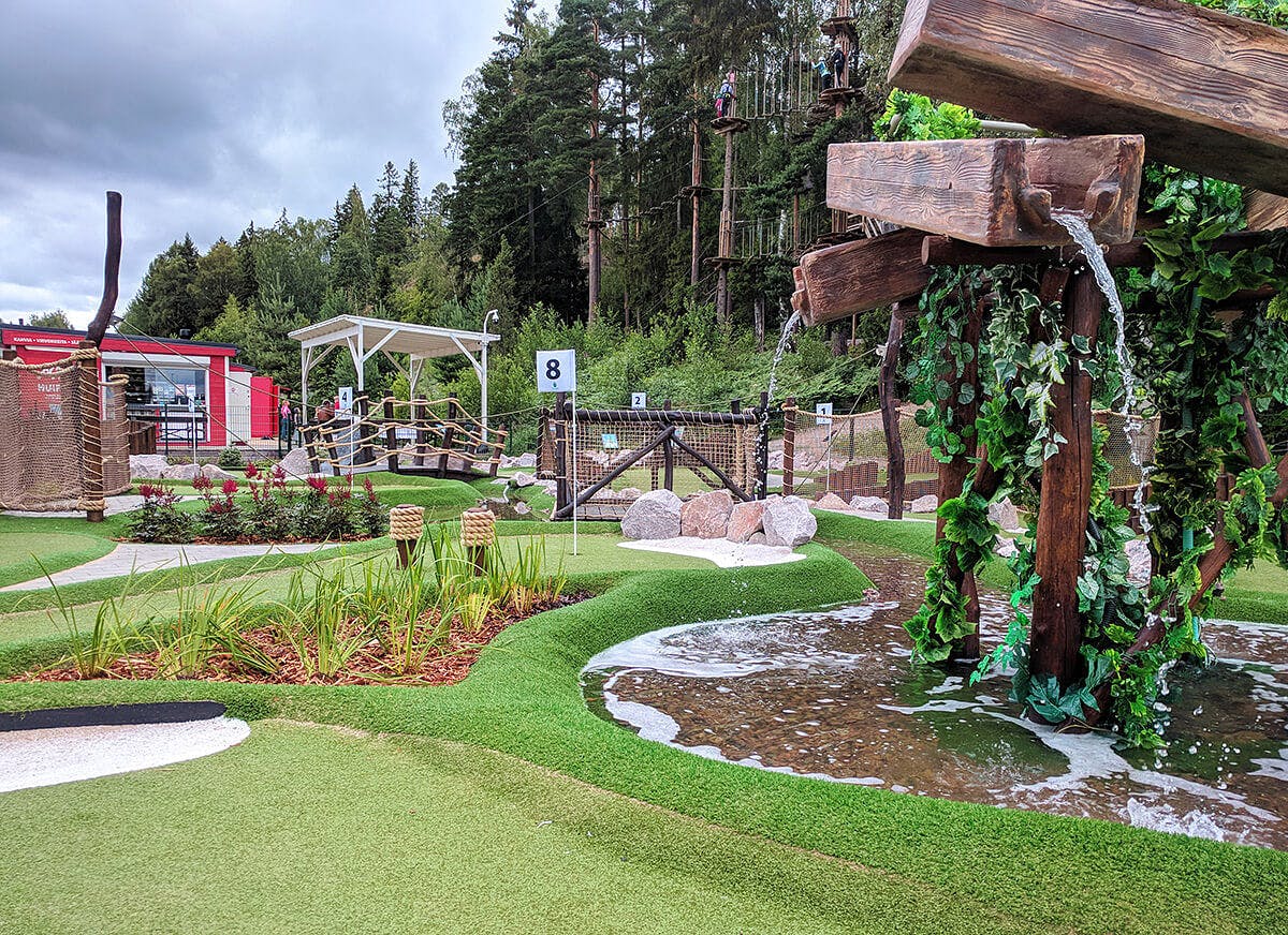 Minigolfia Seikkailupuisto Huipussa Espoossa.