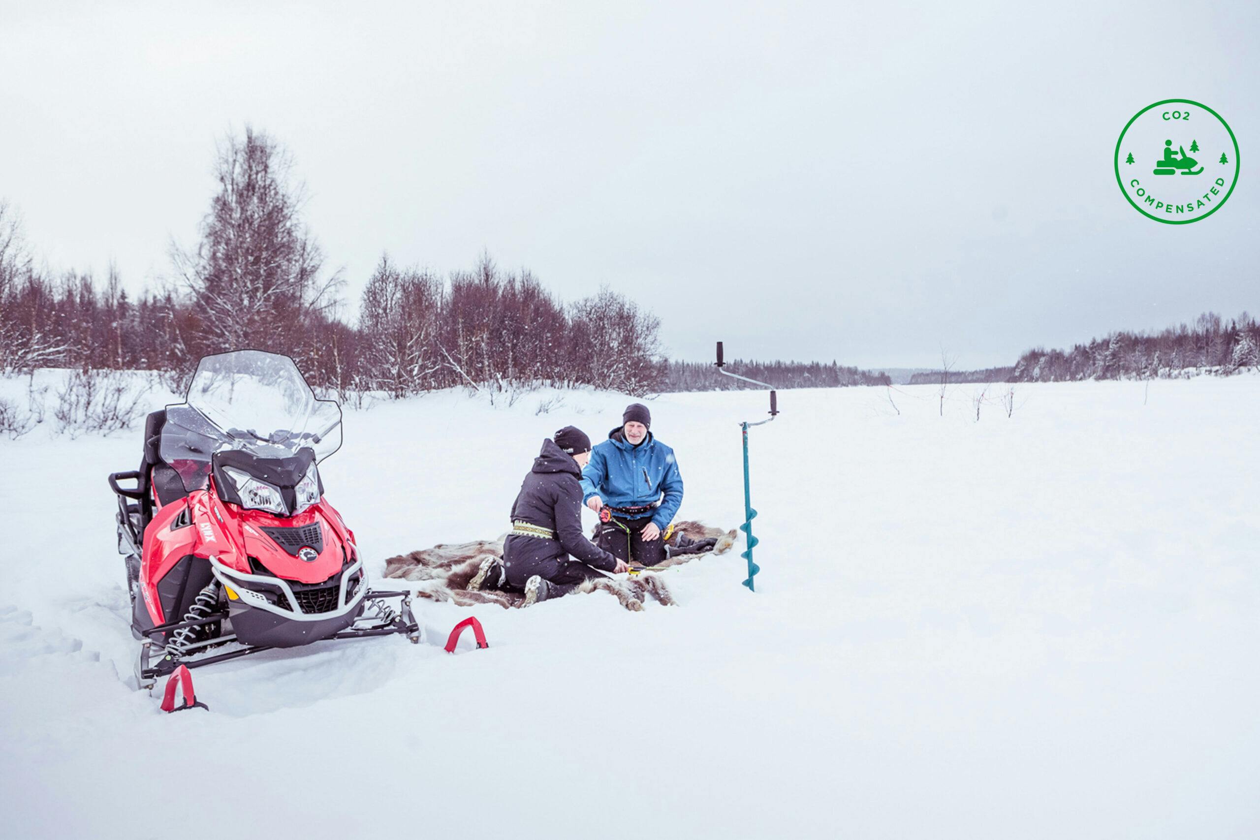 Moottorikelkkaillen pilkkimään Rovaniemellä.