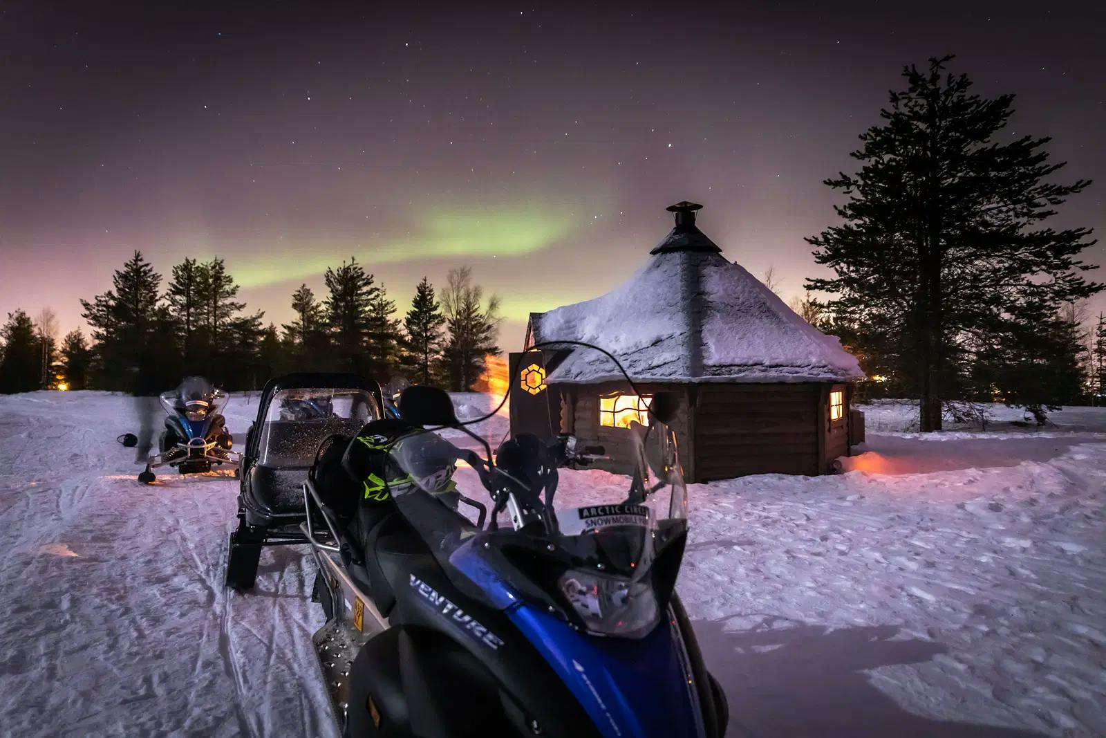 Kaasu pohjaan ja katse taivaalle – lähde moottorikelkalla jahtiin, jossa saaliina on taivaan oma valoshow!
