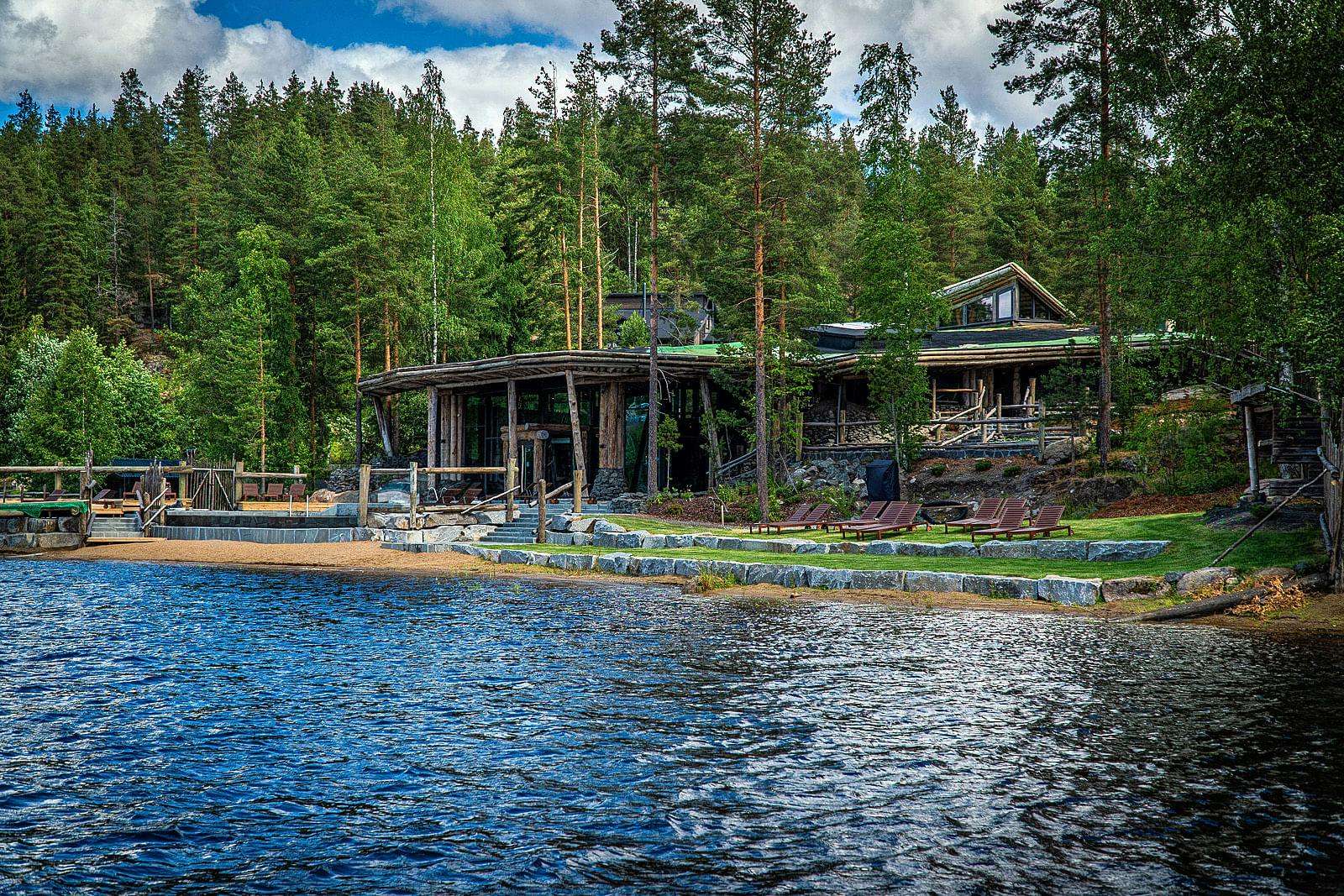 Järvisydämen järvikylpylän rakennus kesäaikaan.