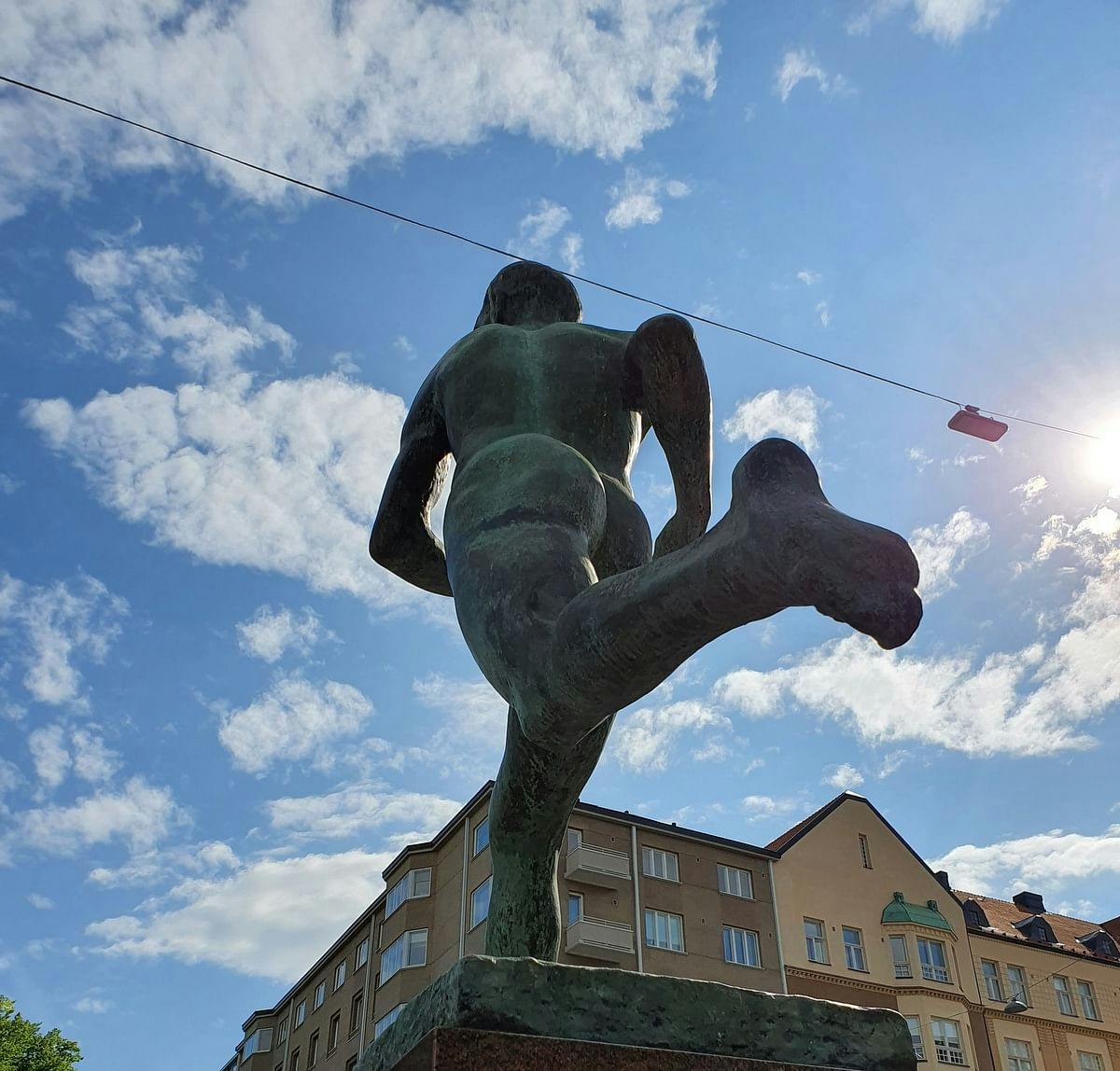Paavo Nurmen jalanjäljissä Turun kävelykierroksella.