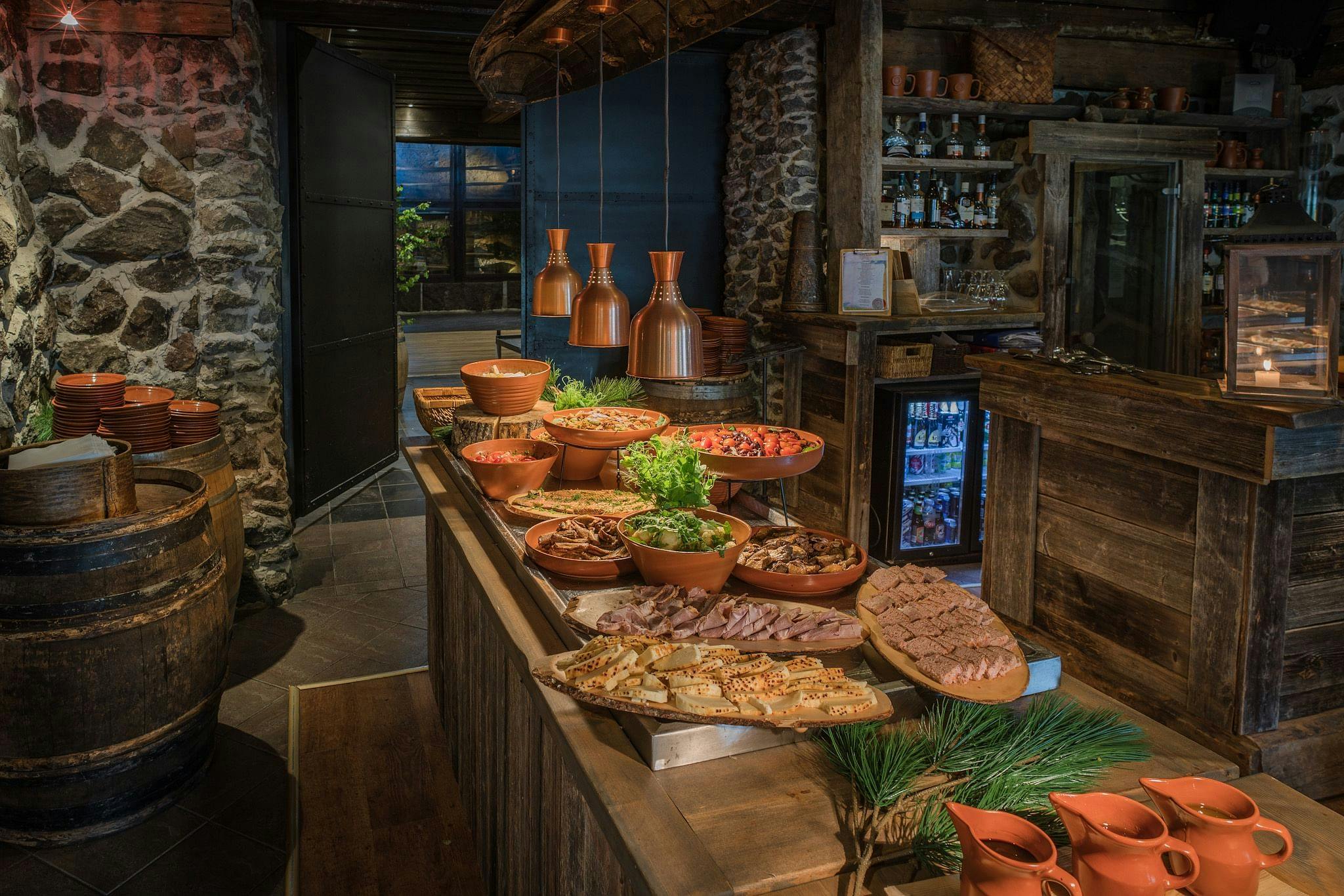 Pitopöytälounas ravintola Piikatytössä Järvisydämessä.