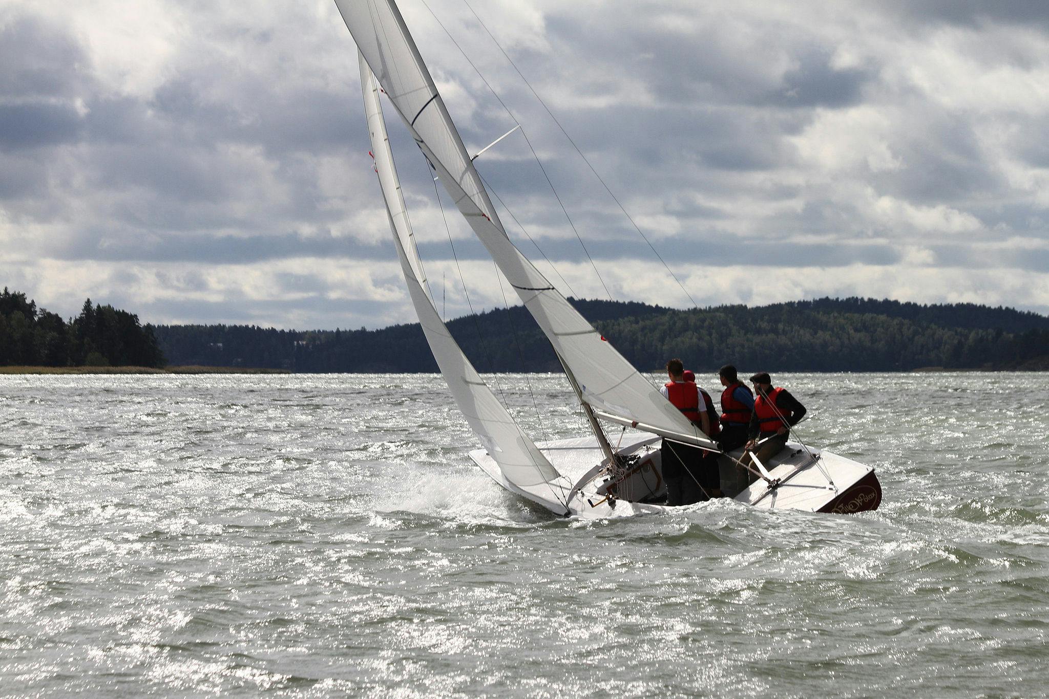 Turun saaristossa yksityinen purjehdus Soling class purjeveneellä.