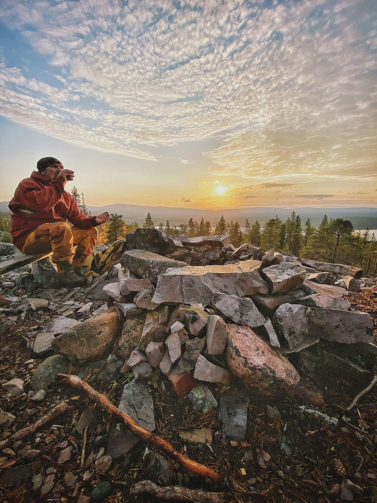 Pyhä-Luoston kansallispuistossa retkellä ja juomassa kuppi kuumaa.