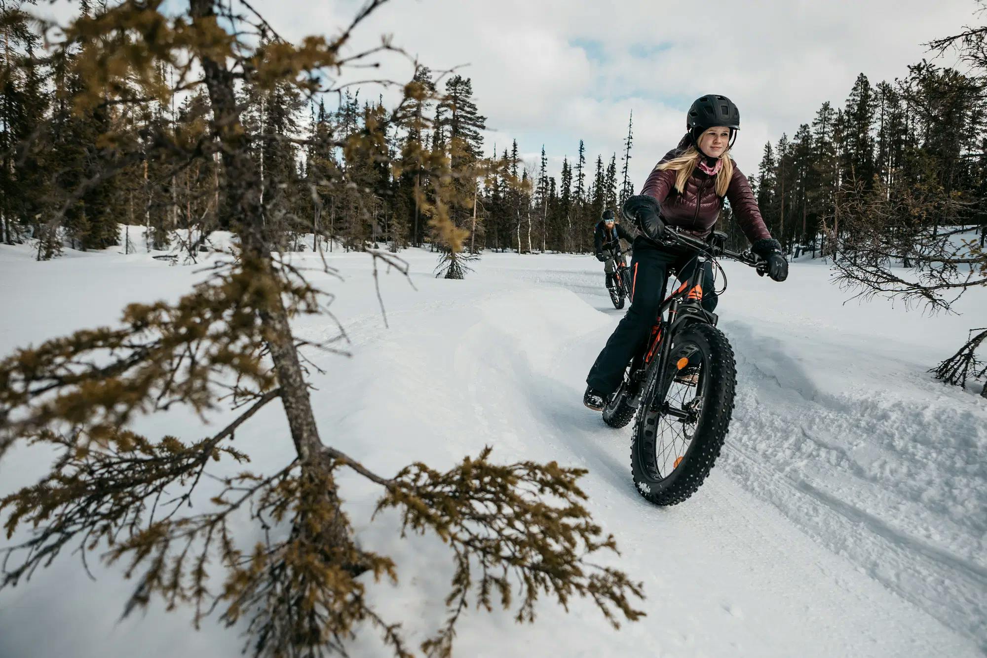 Polje talven taikaan sähköfatbikella – Ylläksen parhaat reitit odottavat!