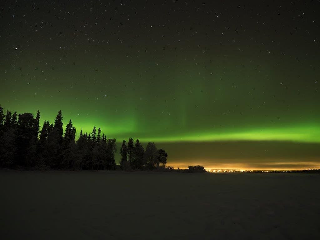 Rekiajelu tähtitaivaan ja revontulien alla Pyhän maisemissa.