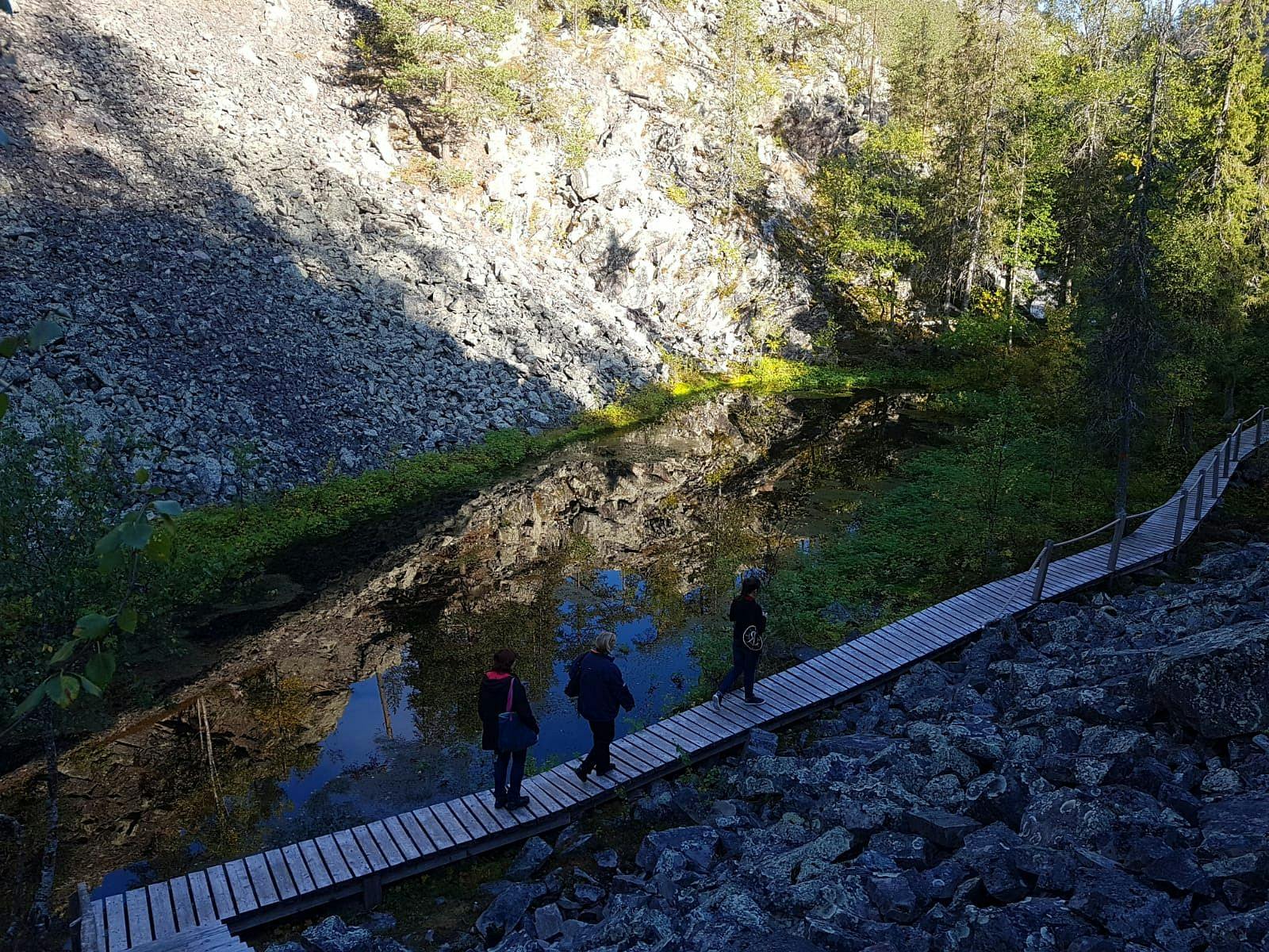 Retki Isokurusta Pyhänkasteen putoukselle.