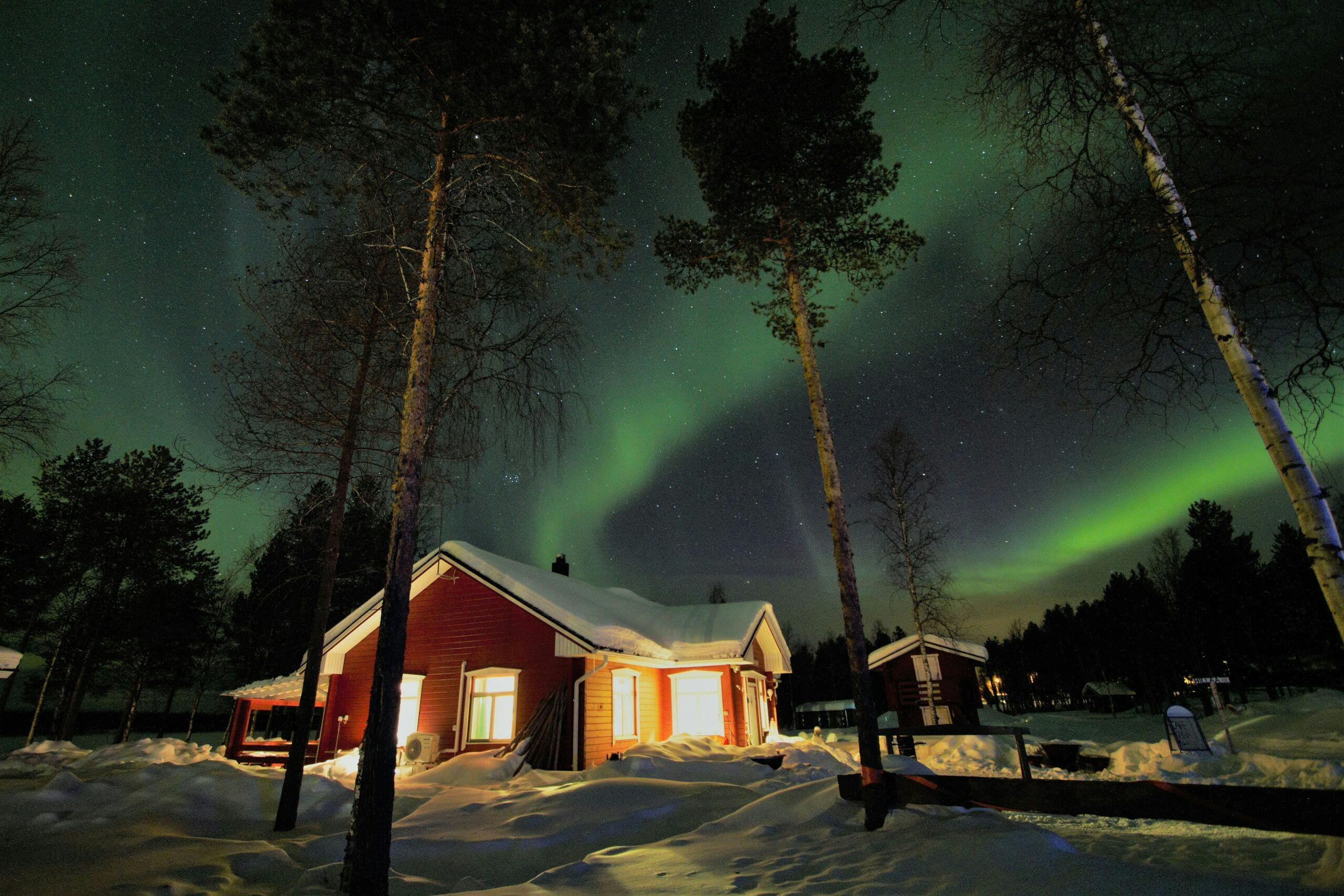 Revontulet voi nähdä lumikenkäretkellä Pyhä-Luostolla.