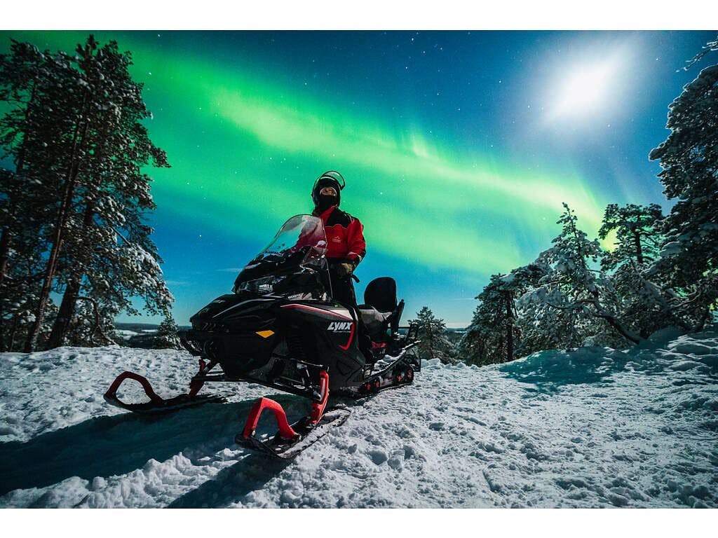 Revontulia metsästämässä kelkoilla Levin maisemissa.