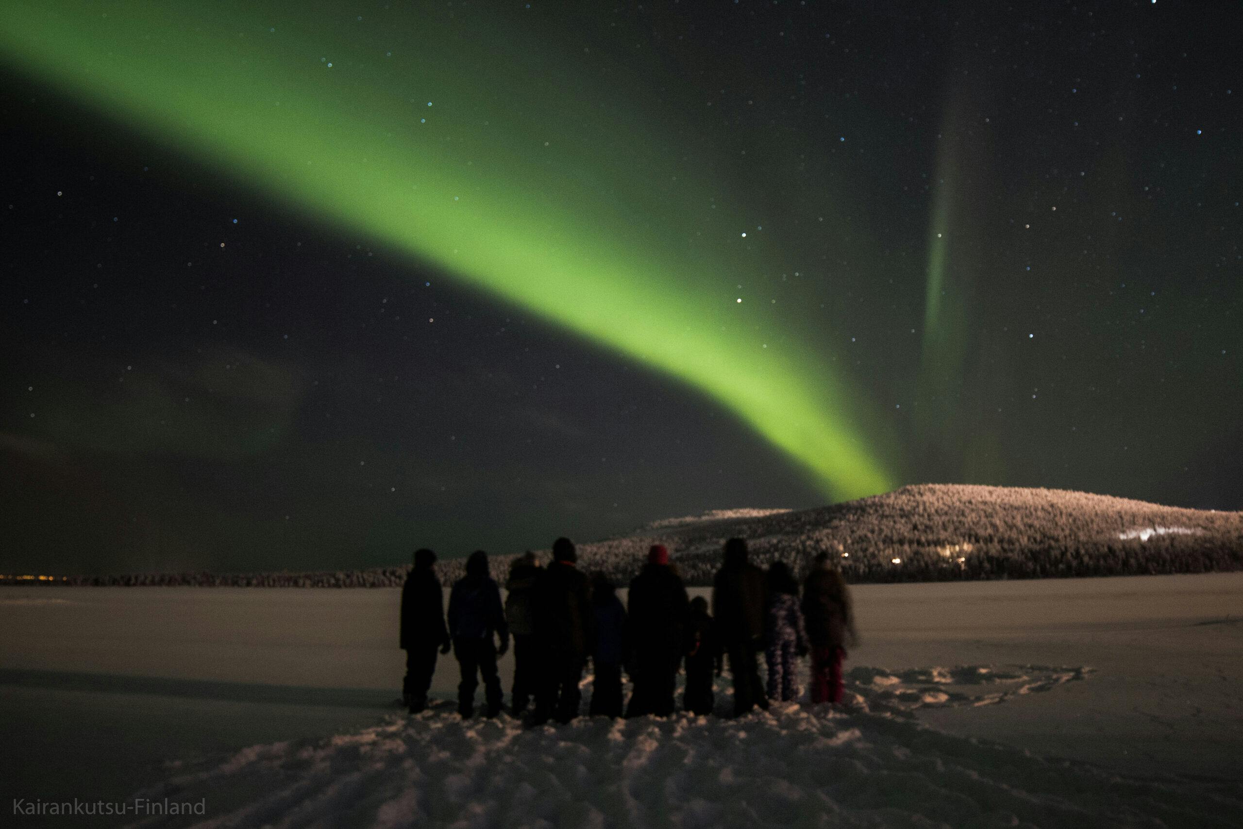 Porukalla revontulityöpajassa ihaillaan revontulien loistetta.