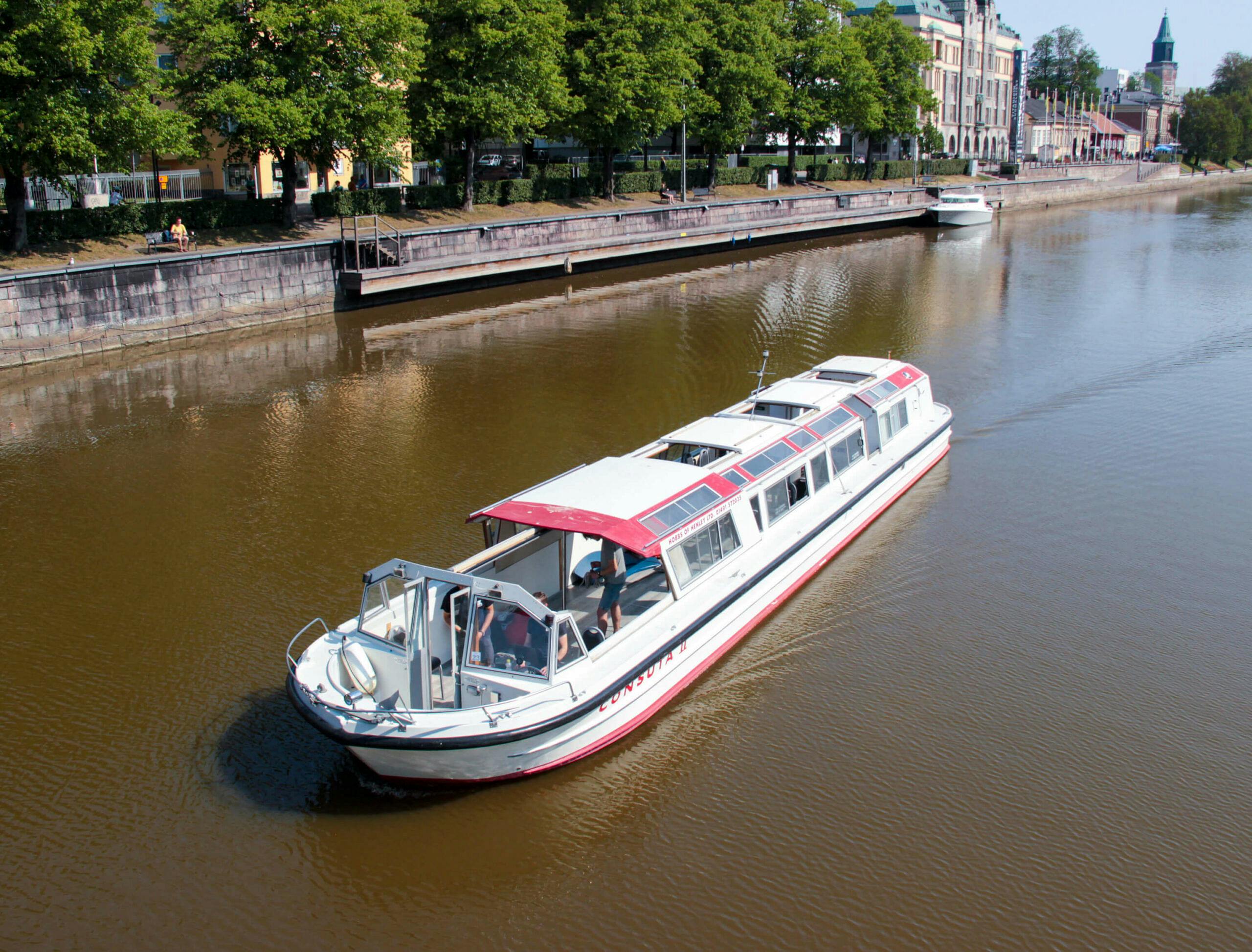 Risteily Aurajoella Turussa.