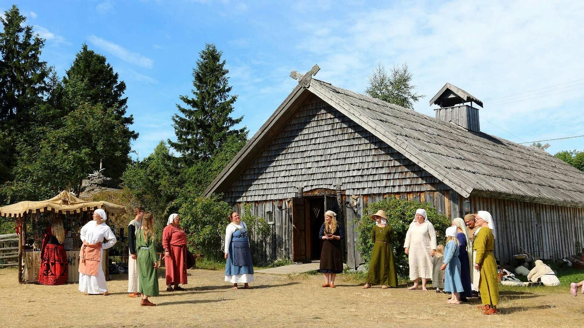 Vieraile viikinkikeskuksella Rosalassa.
