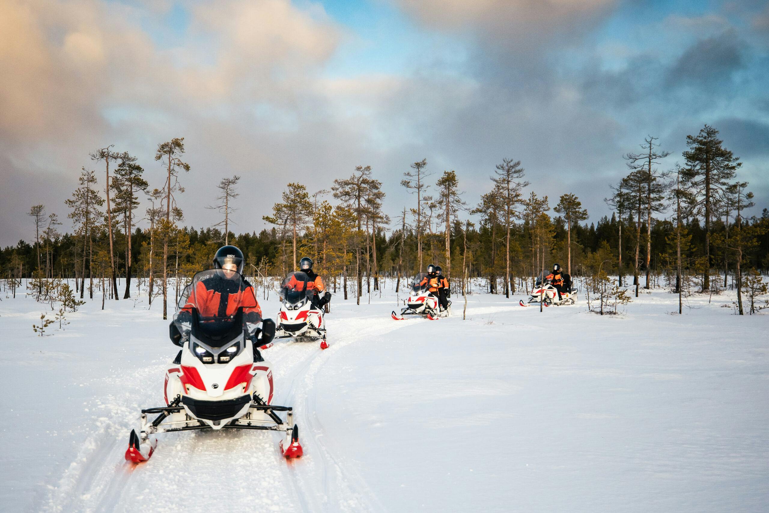 Sähkömoottorikelkkasafari elämys Rovaniemellä.
