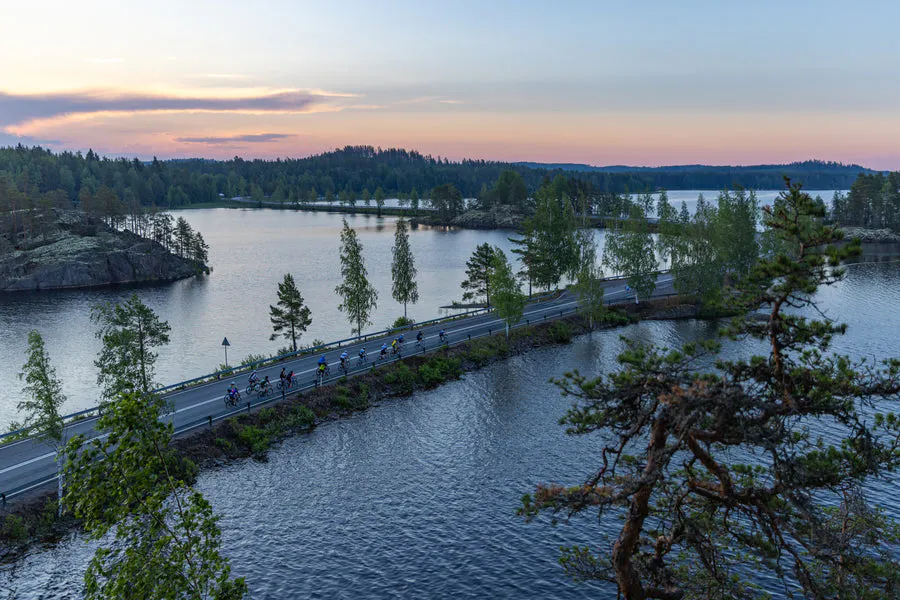 Lietvesi ilmakuva auringonlaskussa.