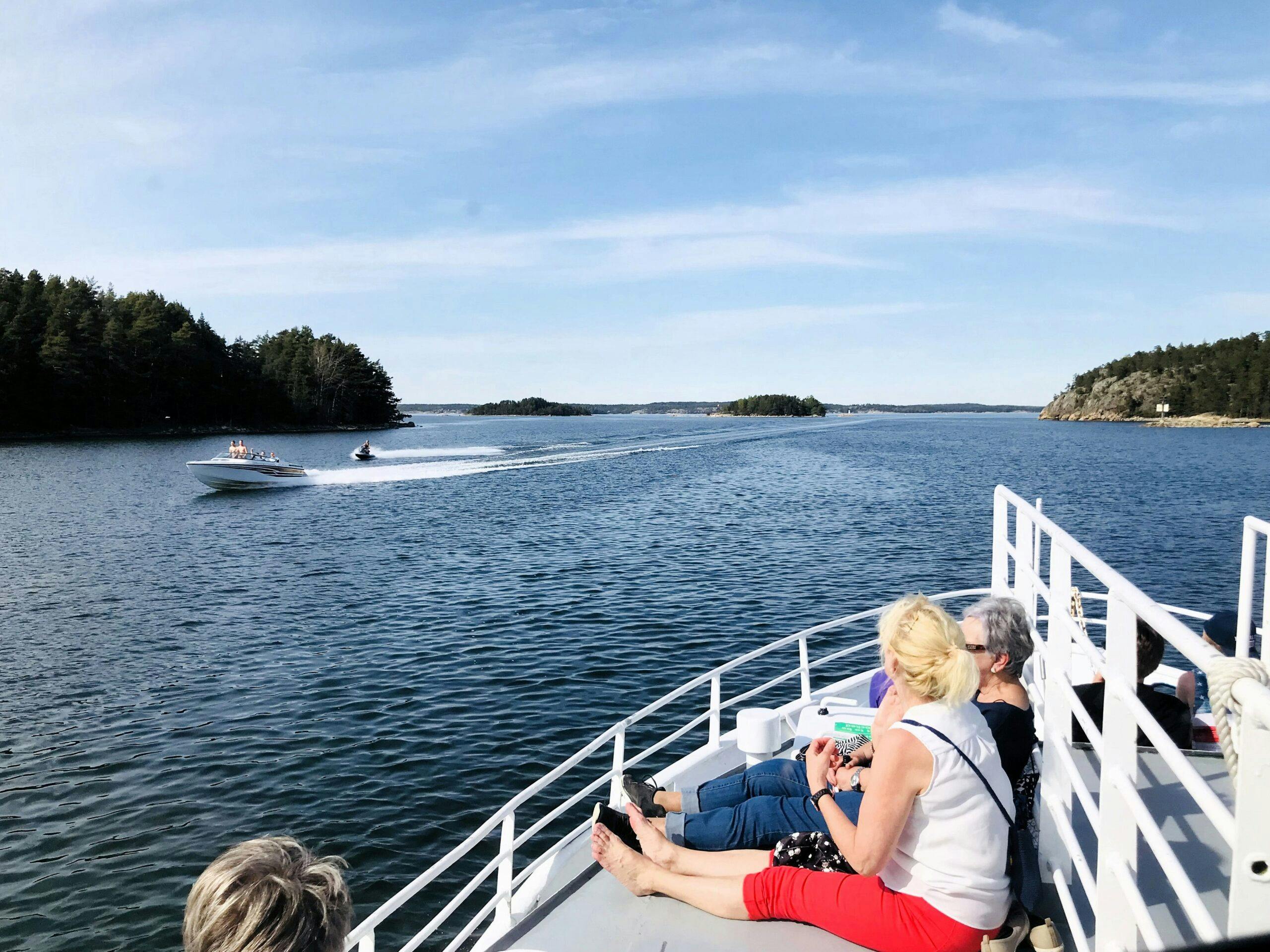 Seilin saarelle Saaristolinjan veneellä.