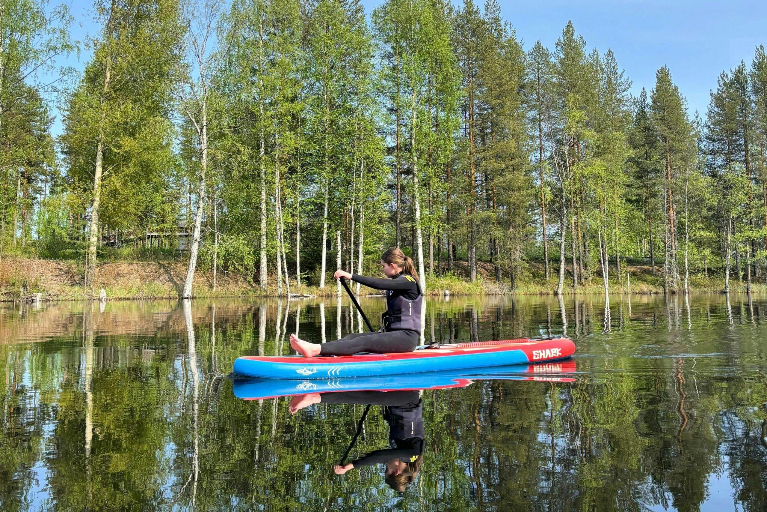 SUP-lautailua Vuokatissa.