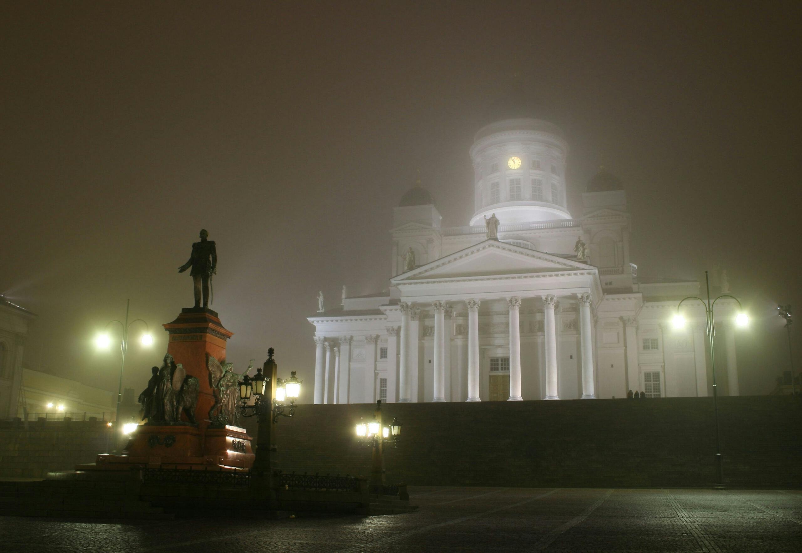Sumuinen Helsingin Tuomiokirkko surmakavely kierroksella.