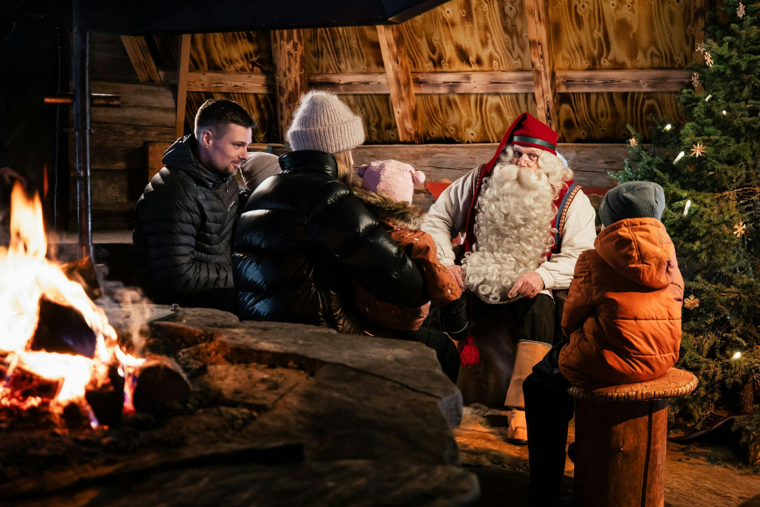 Tapaa joulupukki Rovaniemellä talvella.