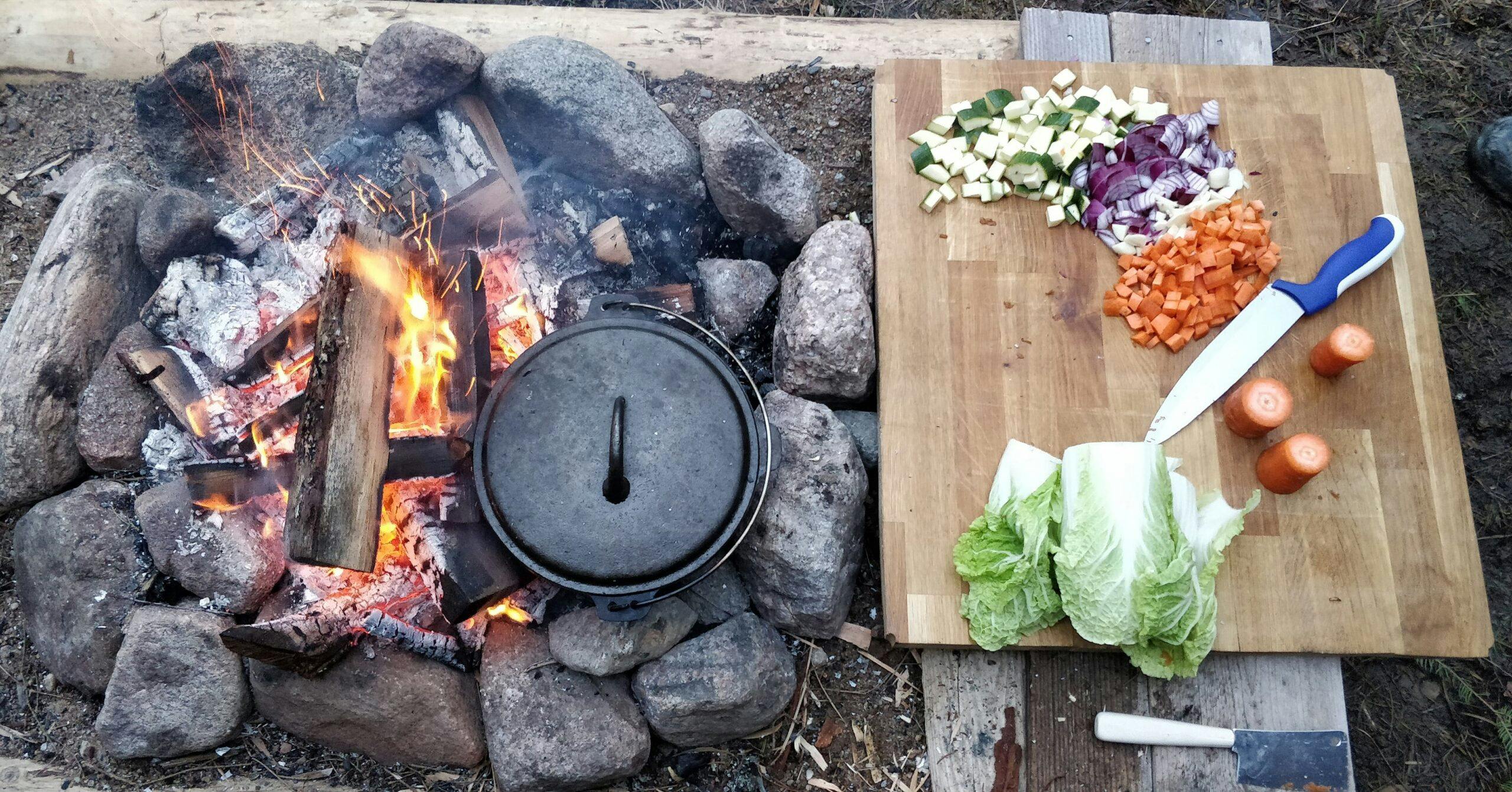 Ulkokokkailua nuotion äärellä Korppoossa.